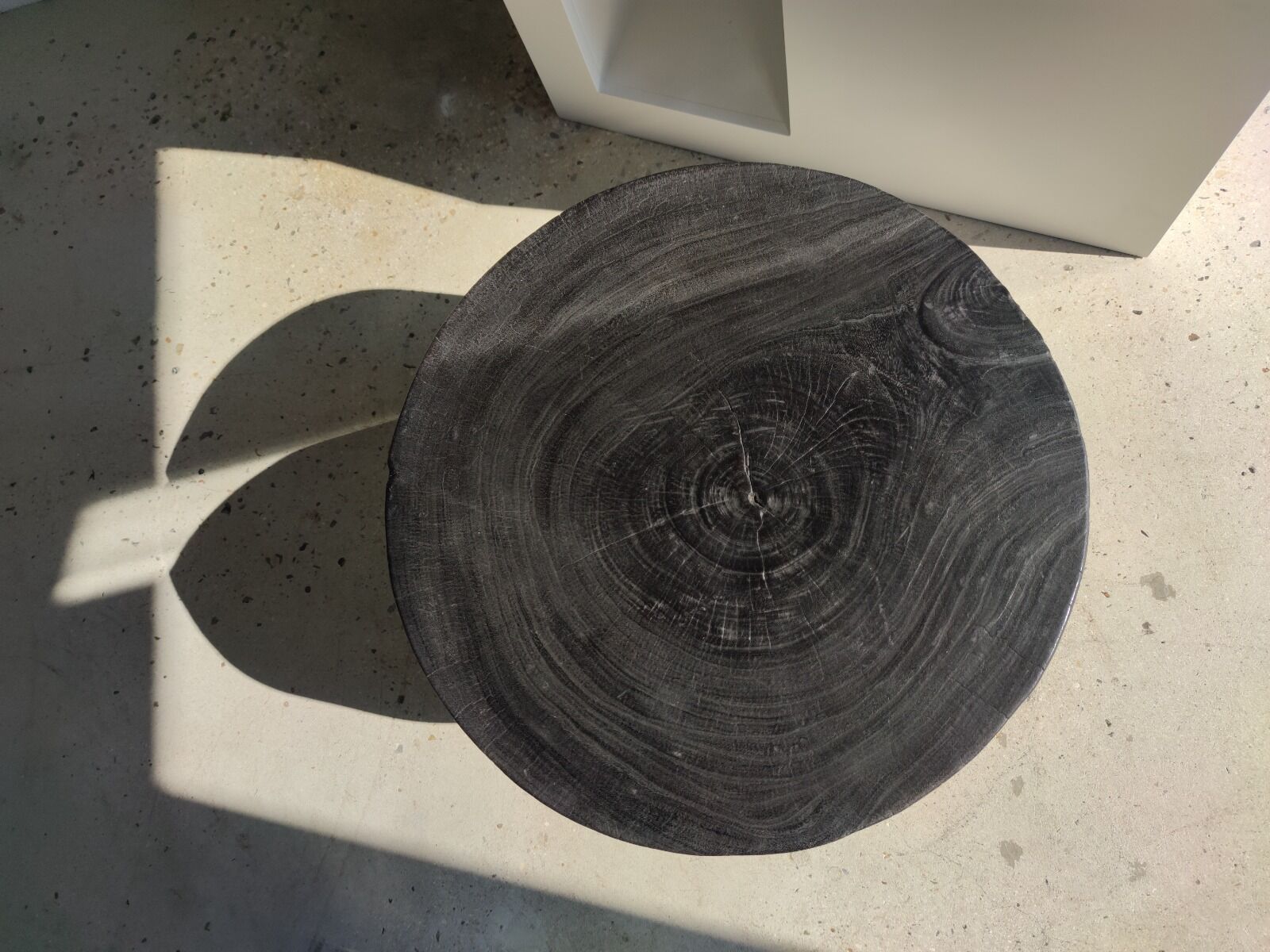 Quadripod coffee table in black monoxyl solid wood