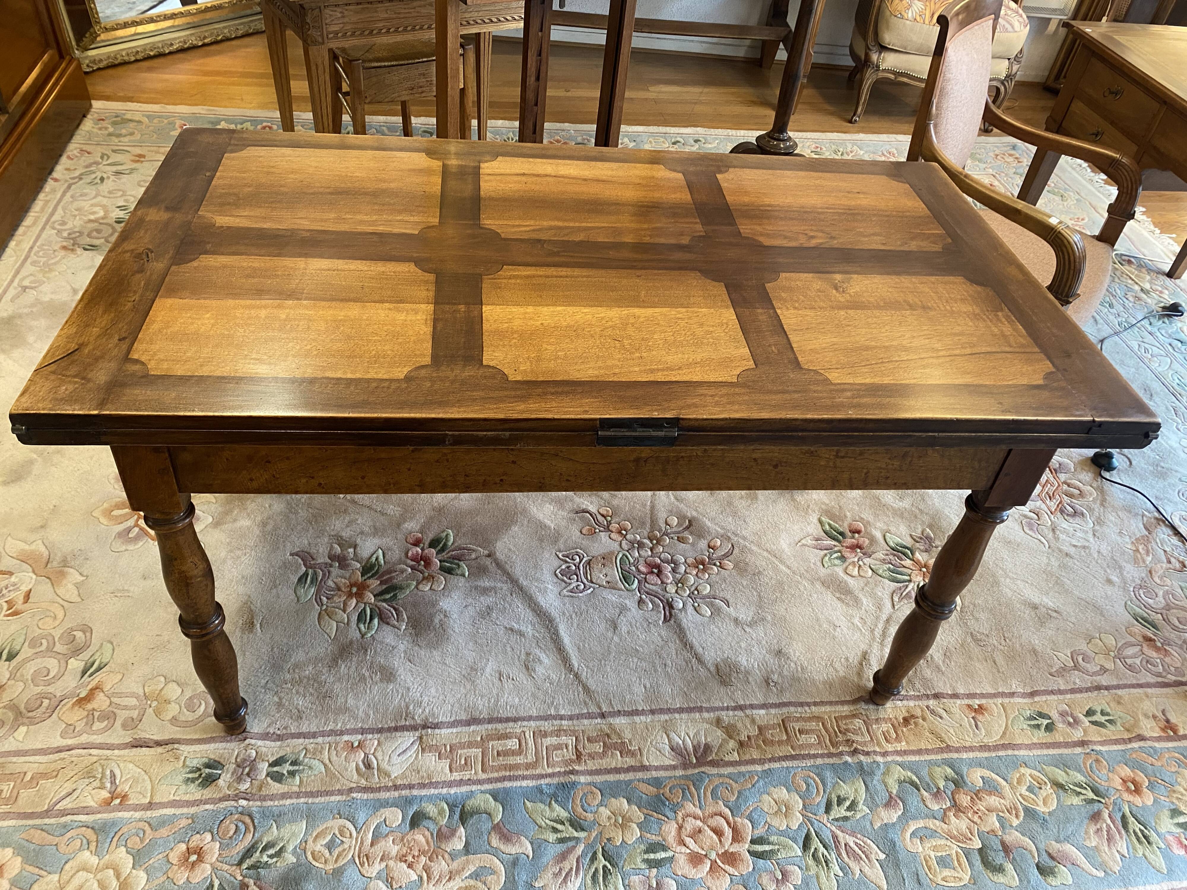 Walnut leaf table, Jacob legs