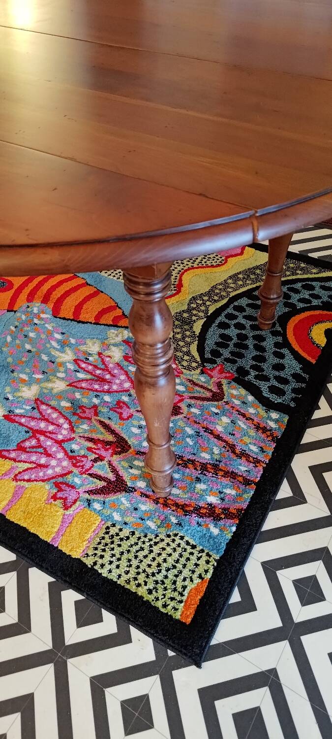 Drop-leaf table with extensions