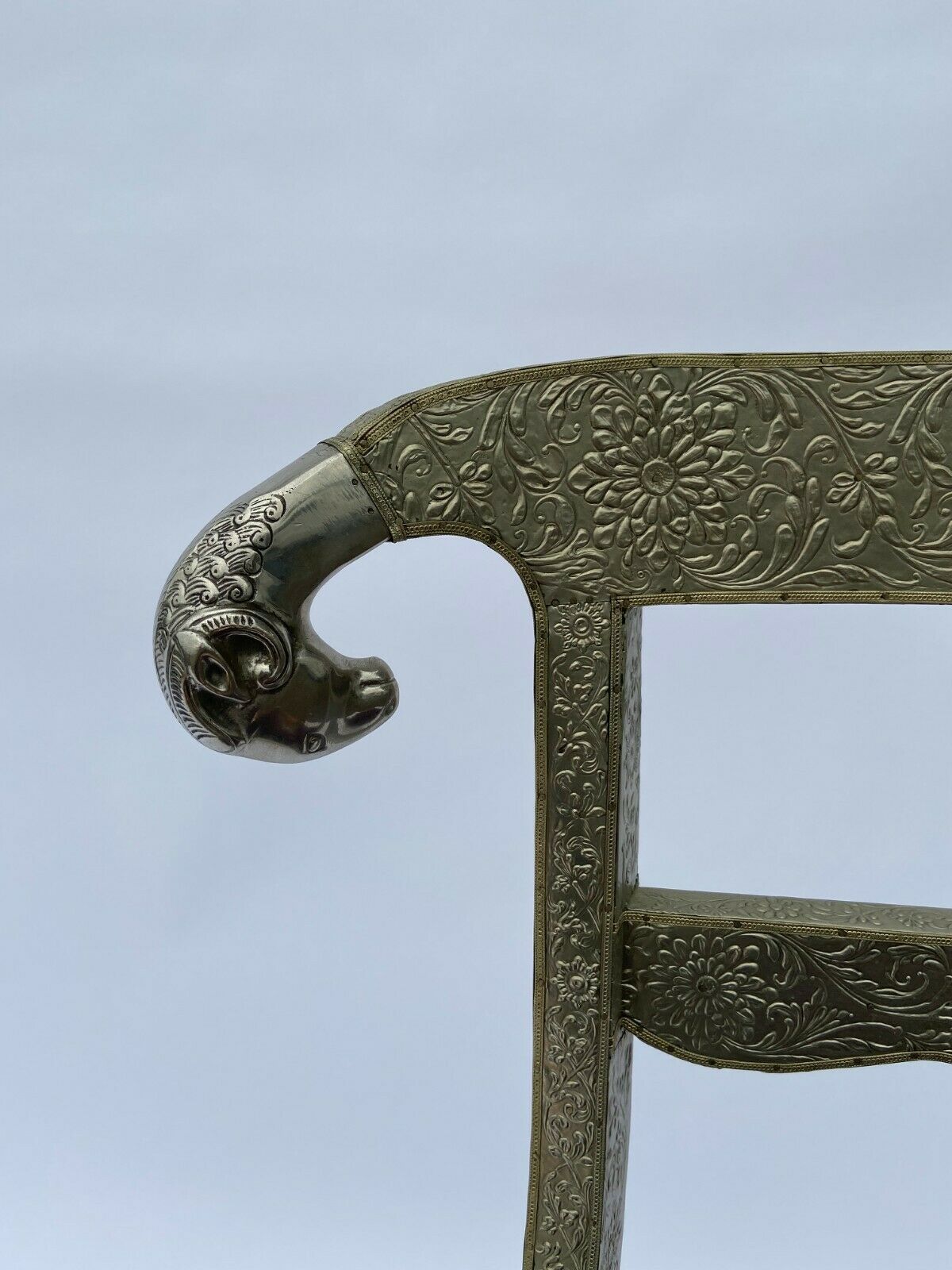 Chaise 1980 tete de belier metal velours violet vintage