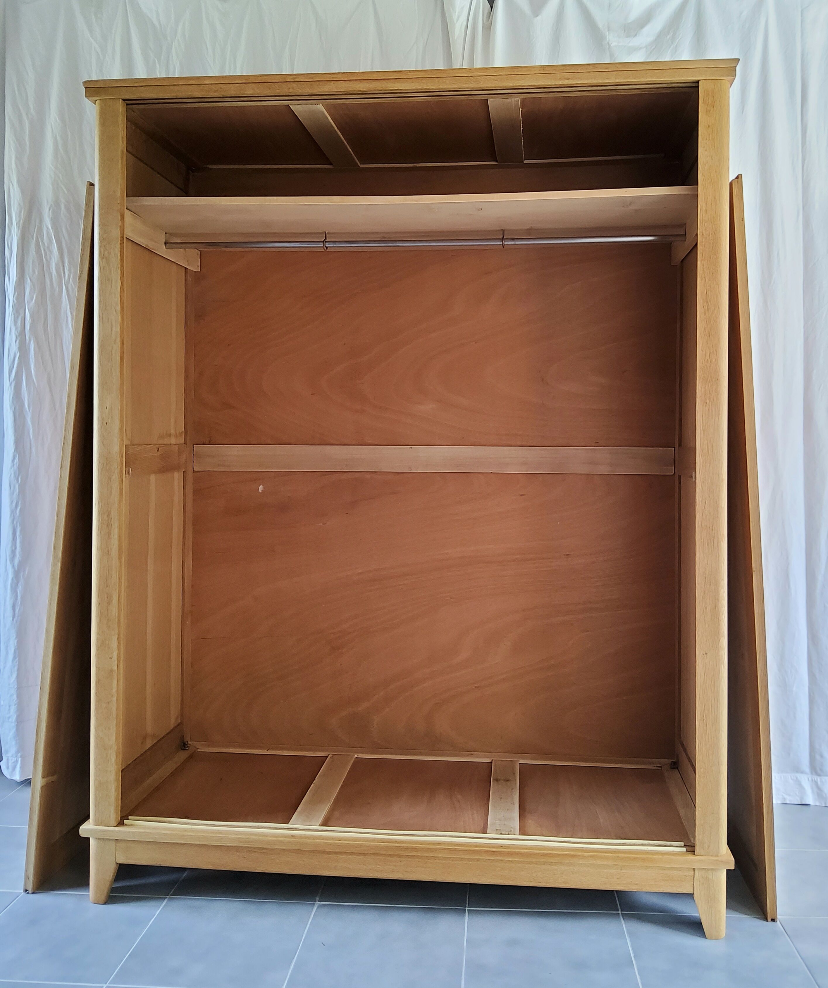 Parisian wardrobe with sliding doors