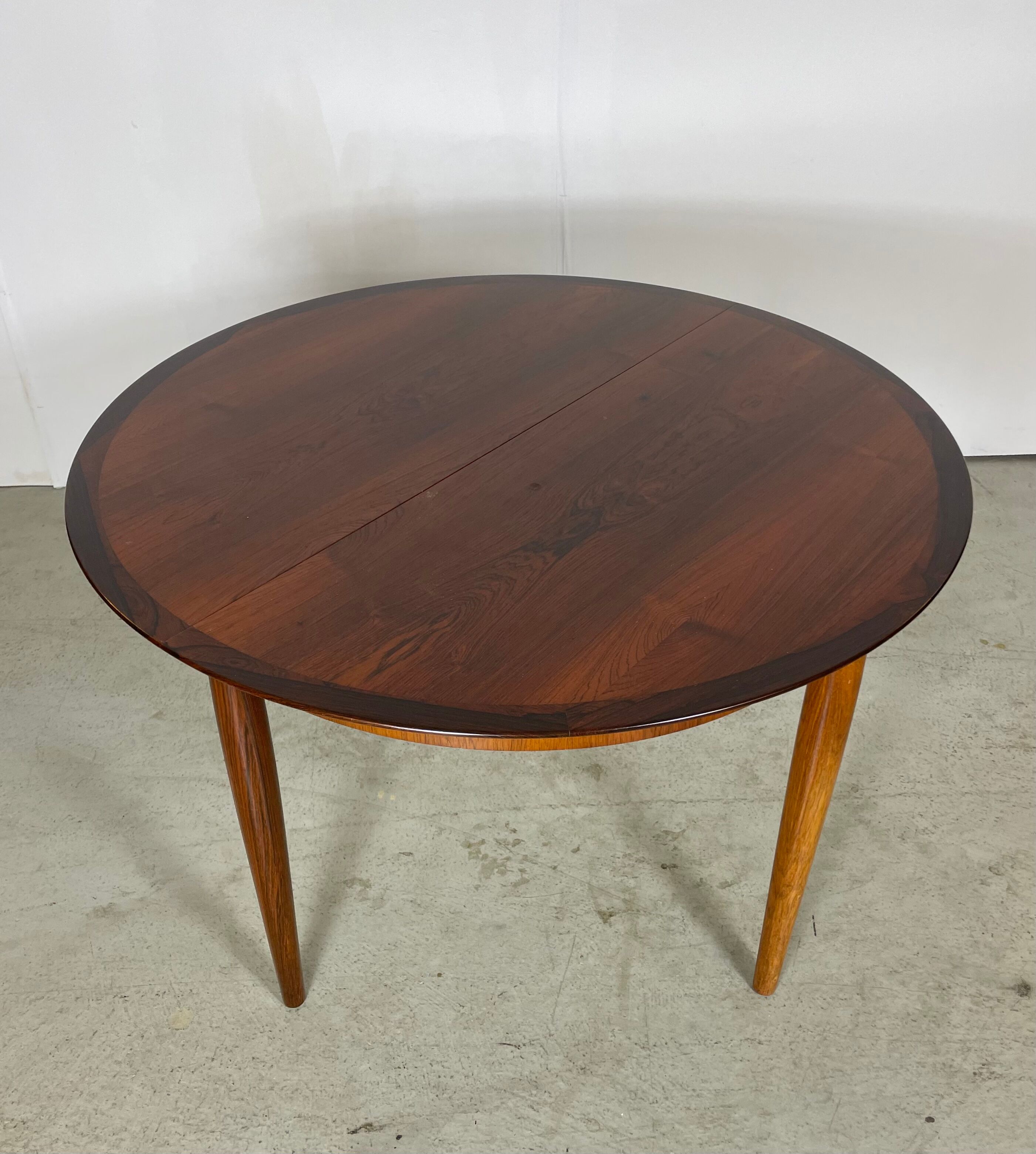 Table à manger ronde en palissandre extensible des années 1960 MidCentury