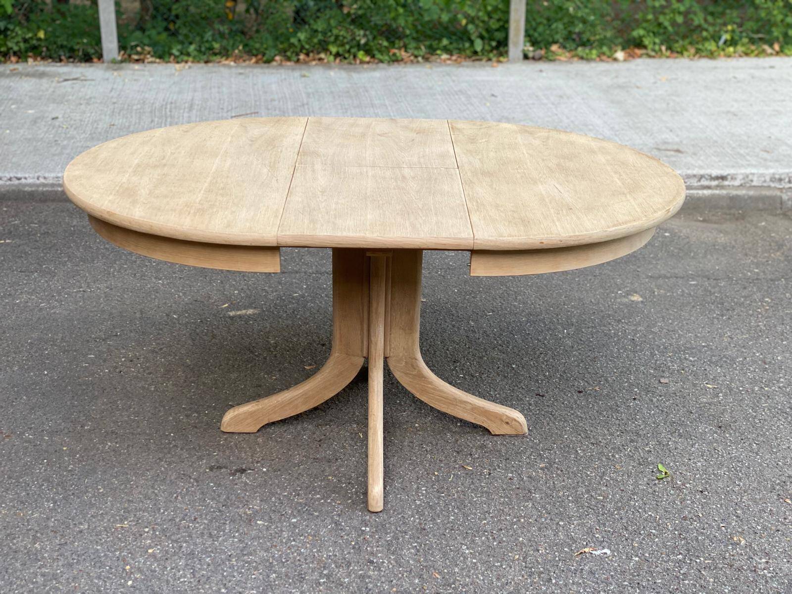 Renovated Scandinavian dining table in solid oak with a central leg from the 1970s.