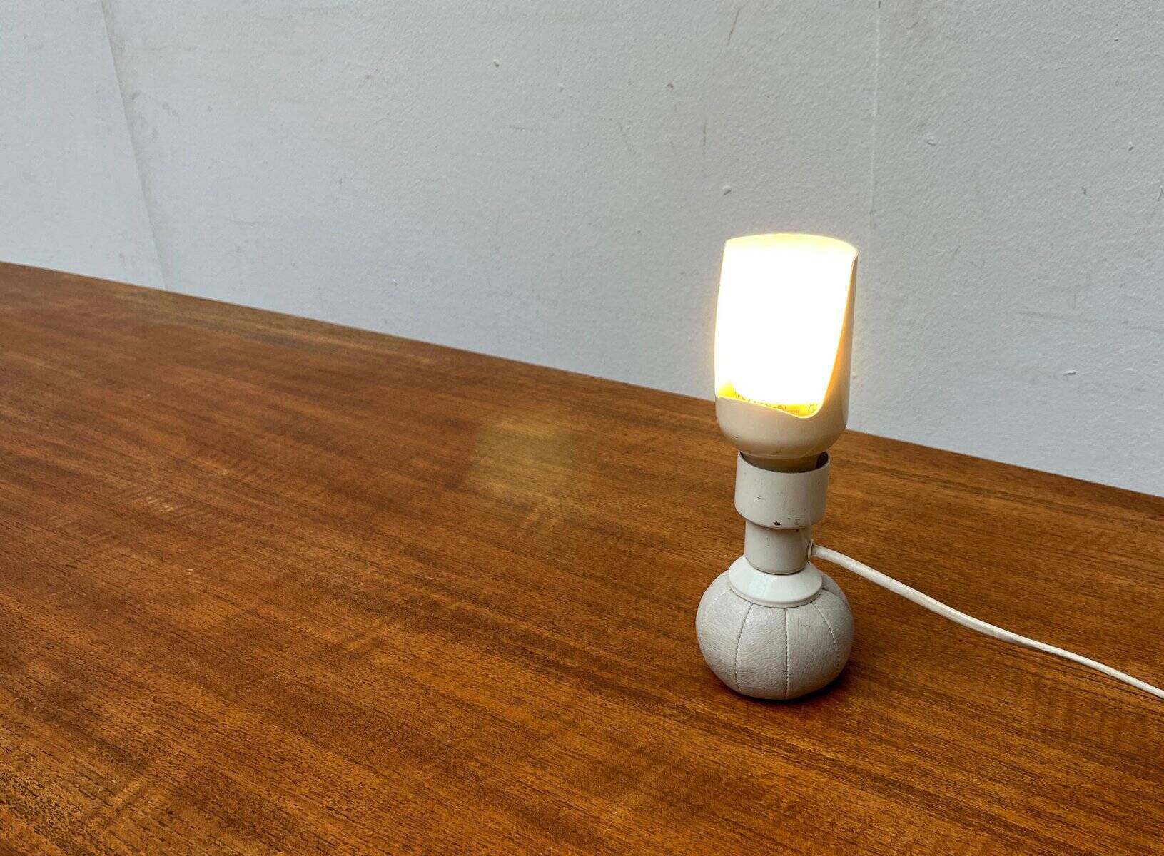 Italian table lamp model 600/P from the mid-century space by Gino Sarfatti for Arteluce, 1960s.