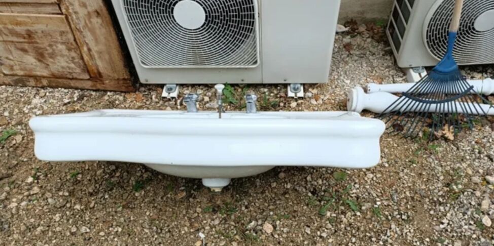 Old pedestal washbasin