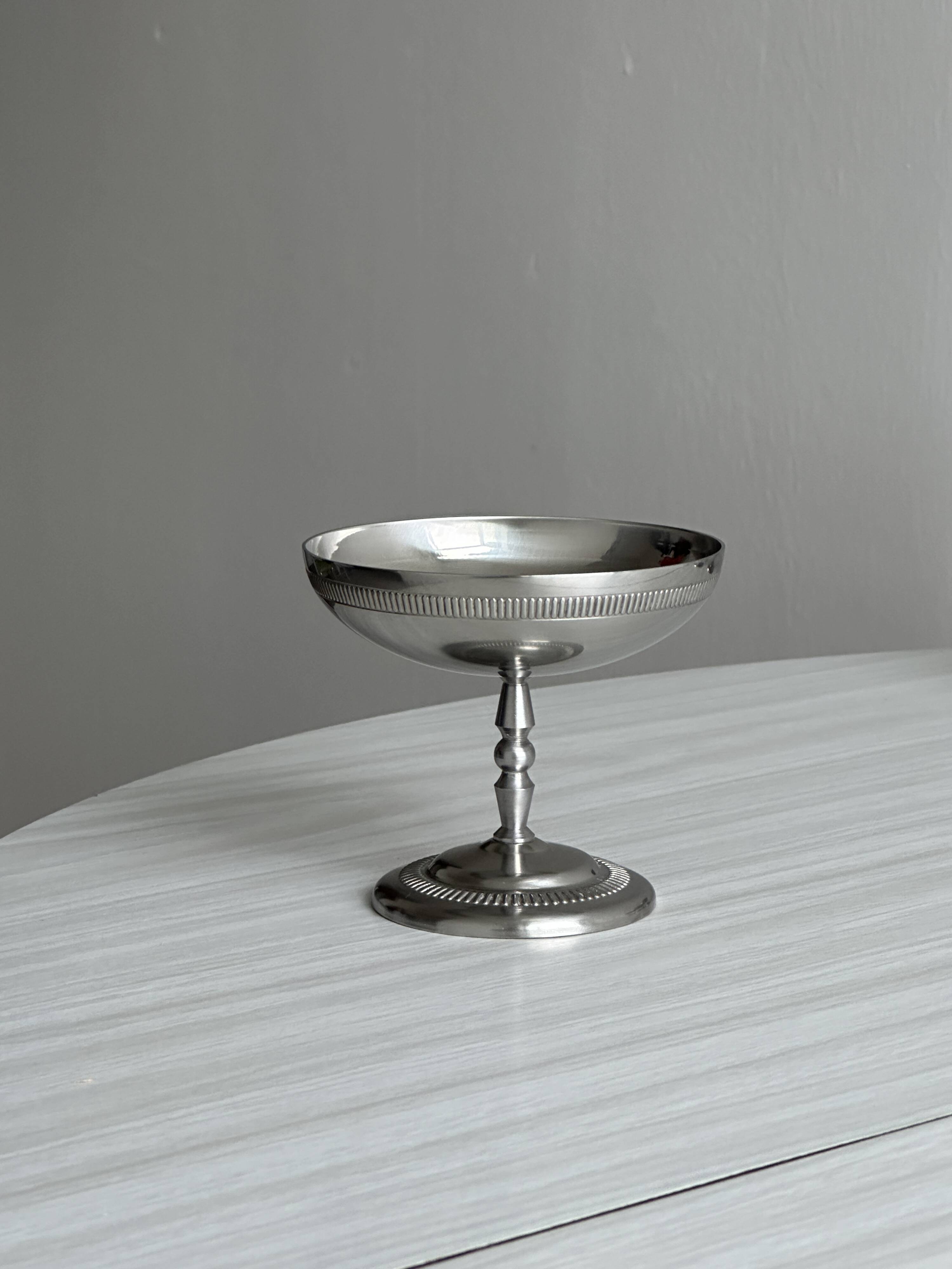 6 stainless steel footed bowls