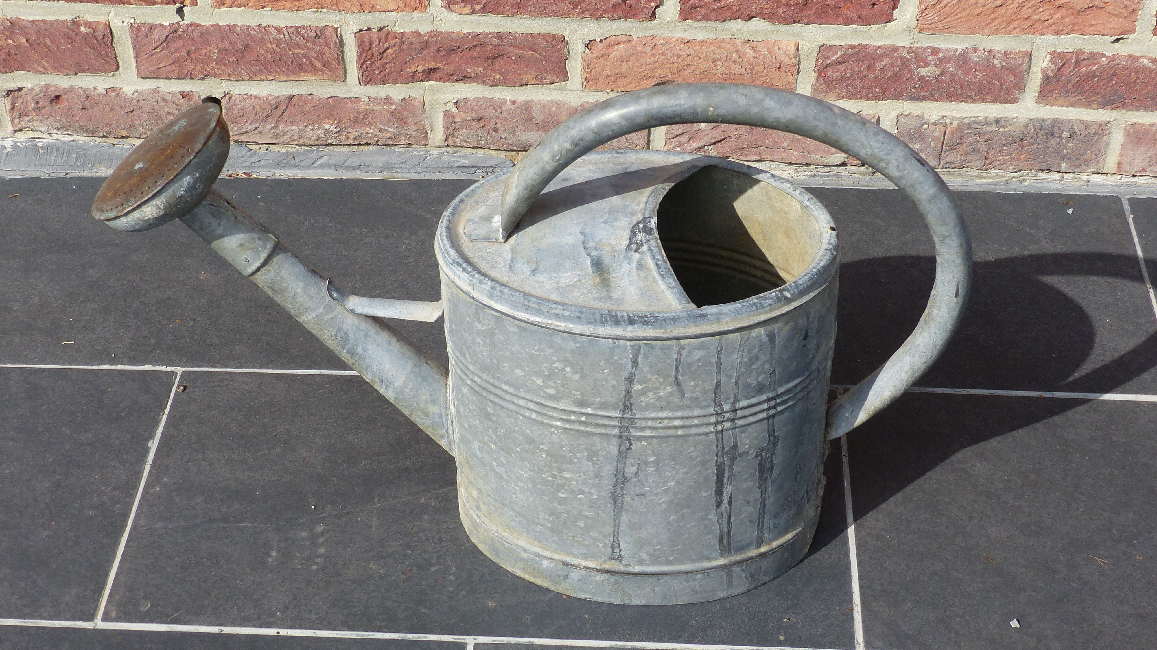 Zinc watering can