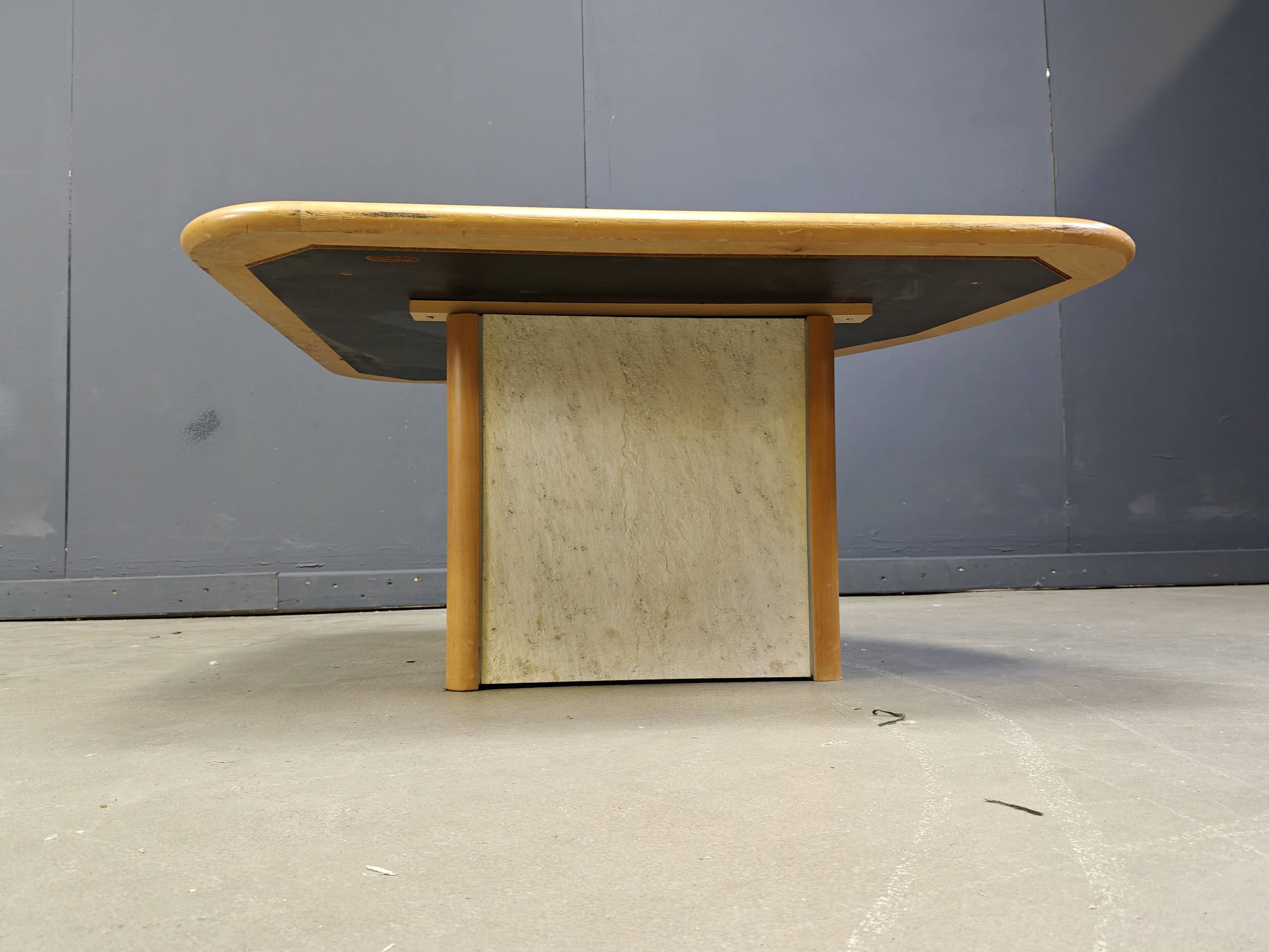 Table basse triangulaire attribuée à Paul Kingma, années 1980