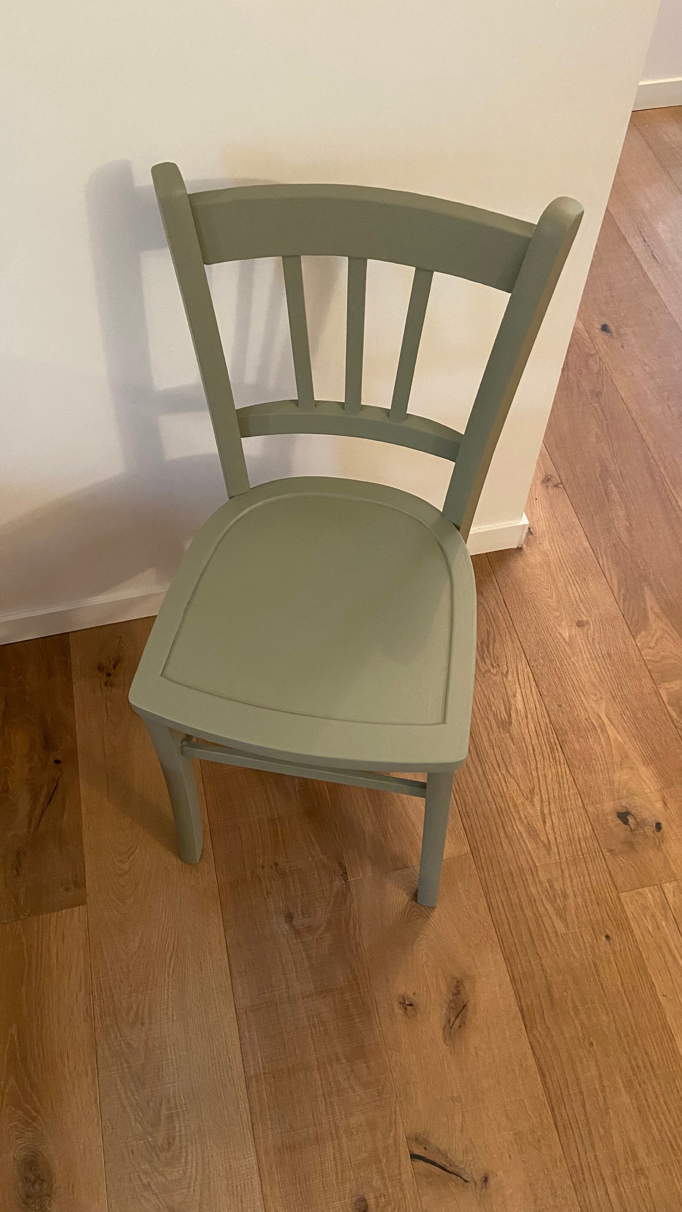 Chaise bistrot Luterma vintage verte grisée