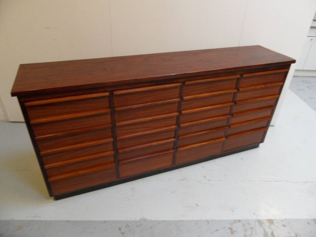 Vitrine vintage en acajou avec tiroirs