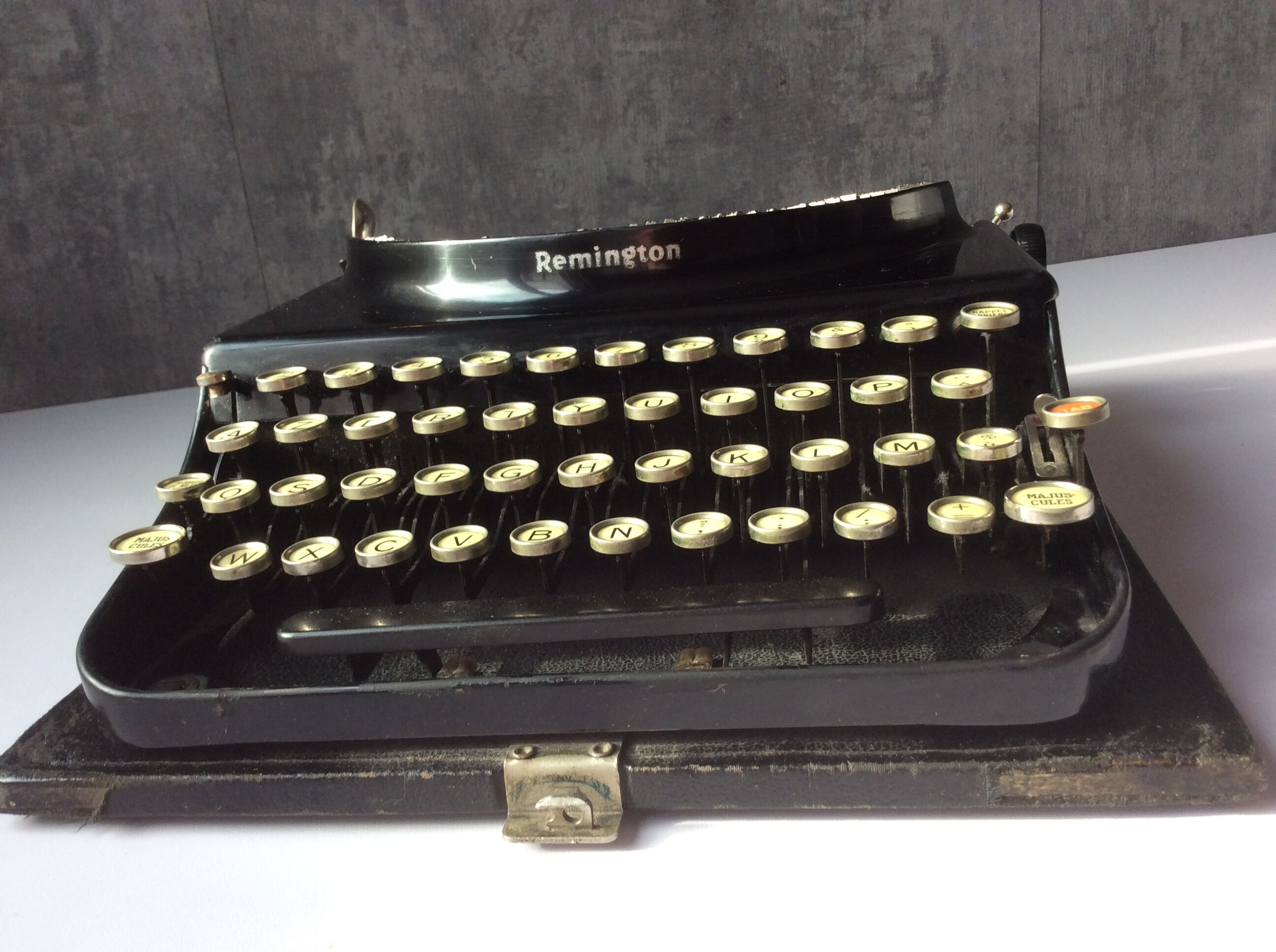 Machine à écrire ancienne Remington portable