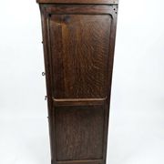 Meuble vintage en chêne avec portes grillagées