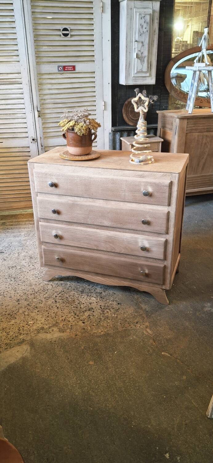 Oak chest of drawers