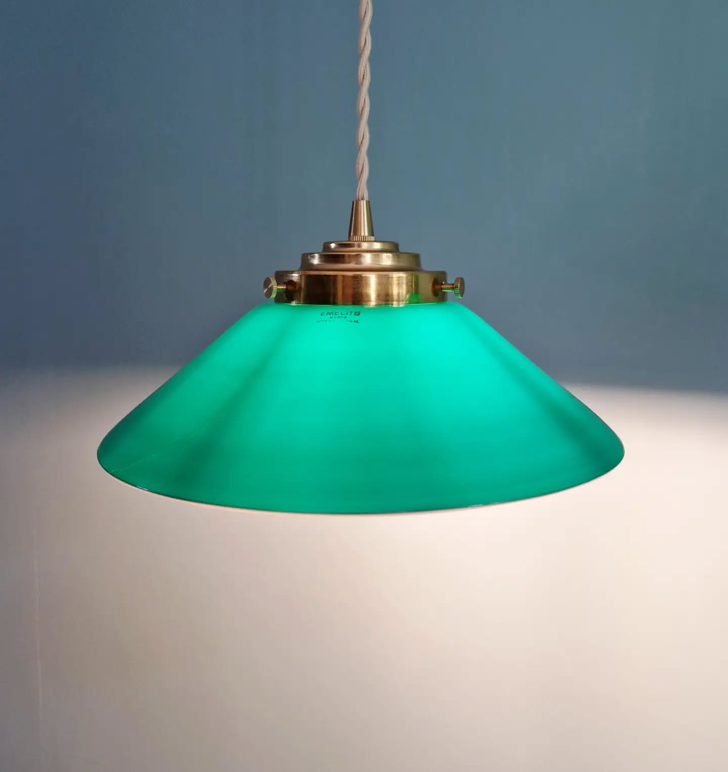 Duo de suspensions coniques en opaline verte, style Art Déco