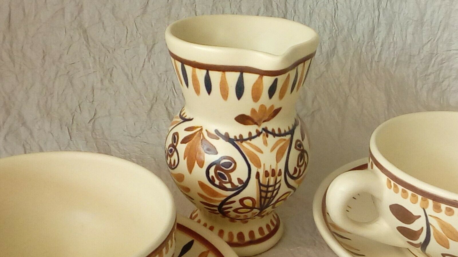 2 cups of chocolate lunch and faience henriot quimper milk jar