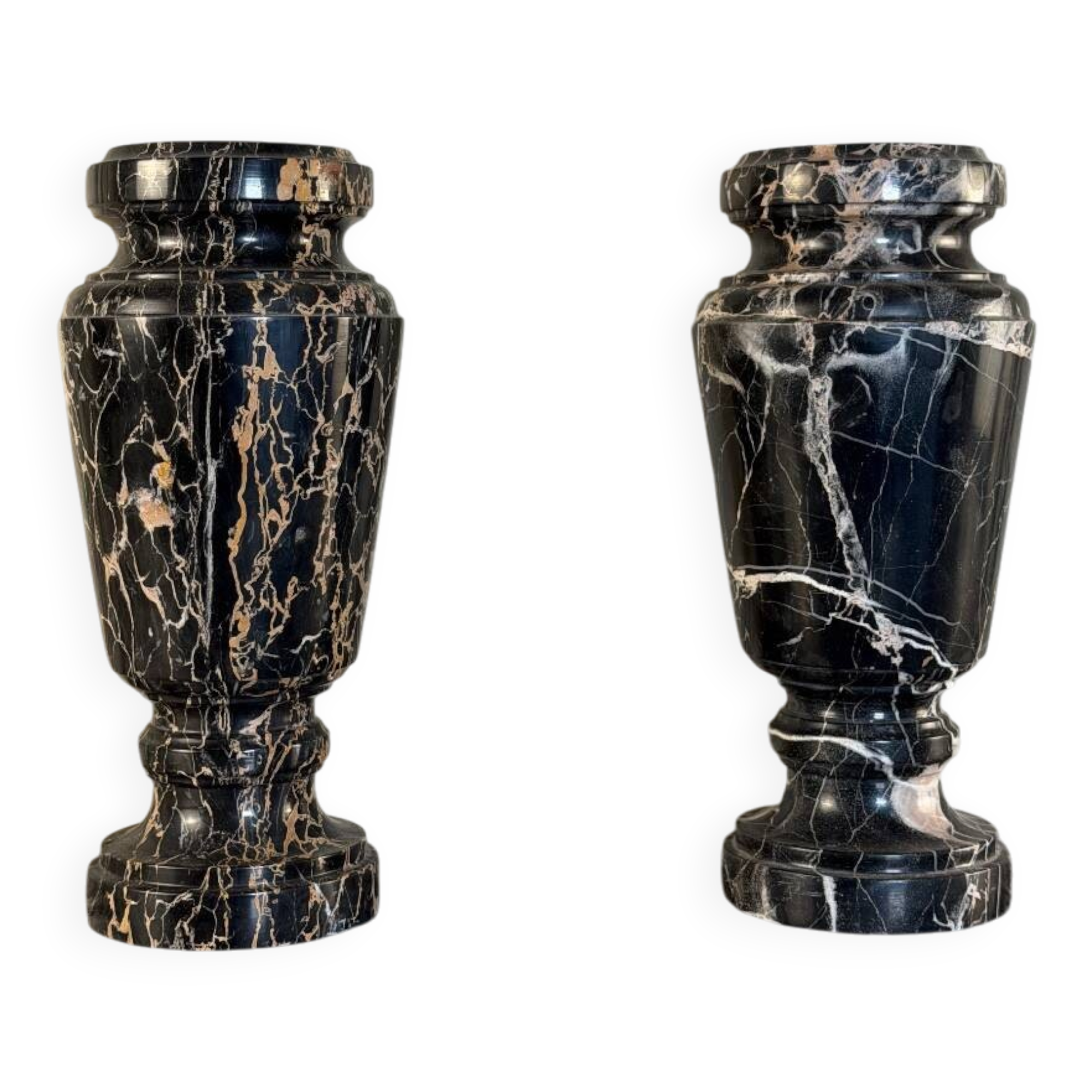 Paire de vases en marbre Portor, vers 1920