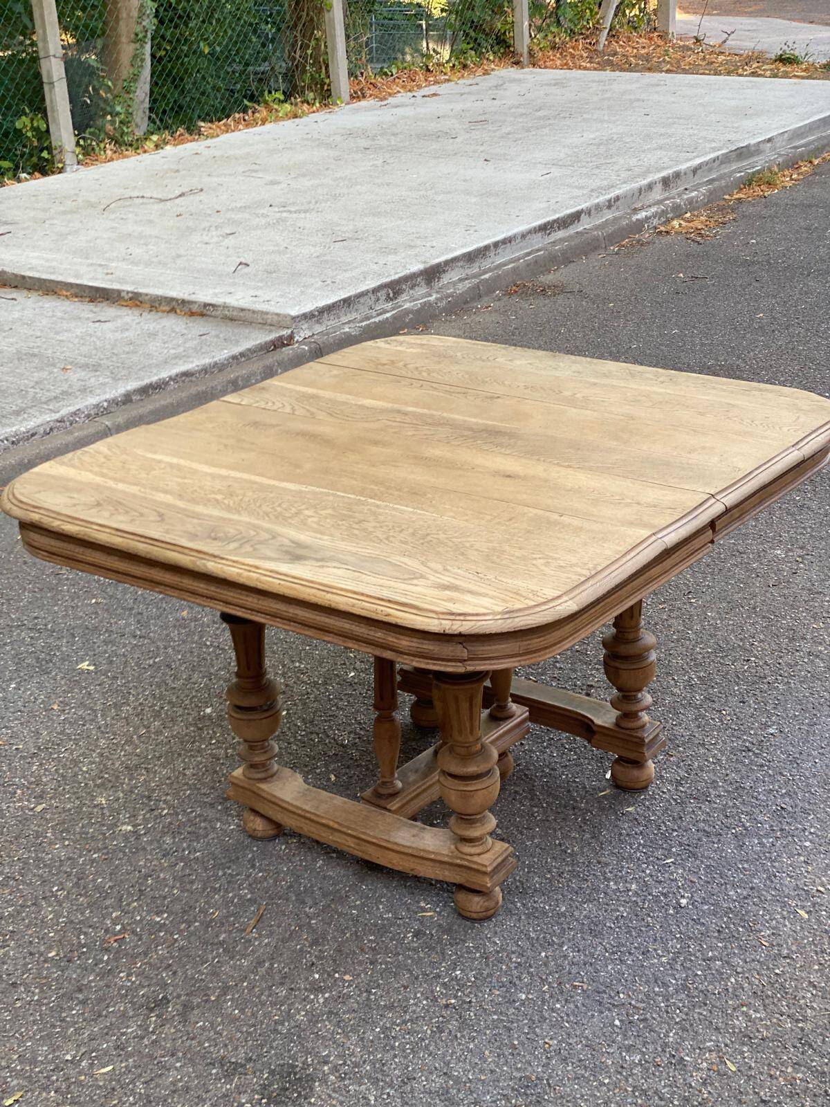 Henri II dining table stripped in solid oak from the 19th century.