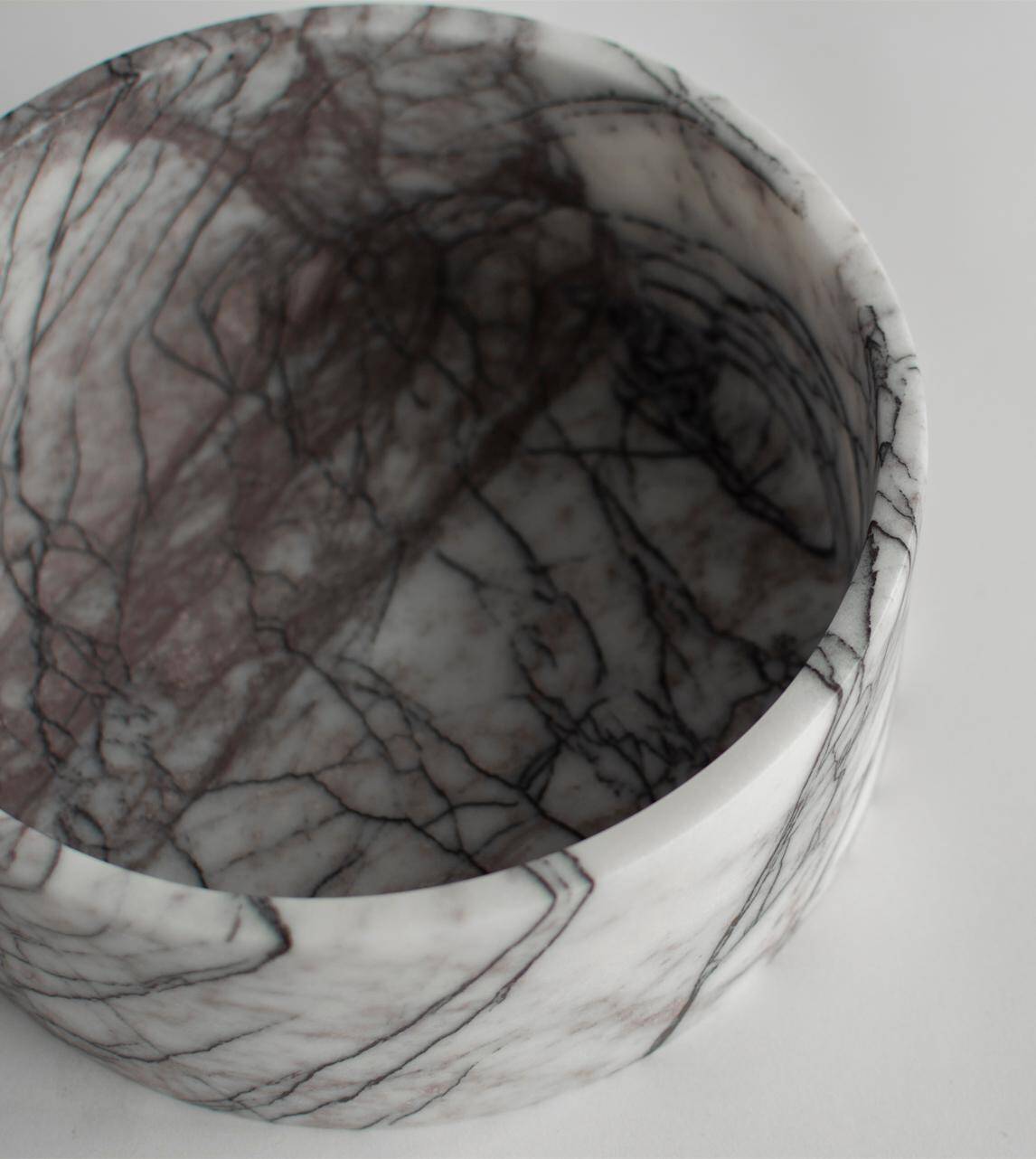 Cylindrical bowl in white/lilac marble