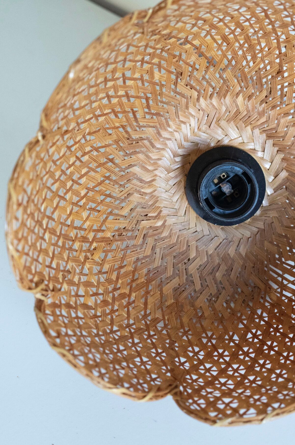 Vintage flower suspension in wicker rattan
