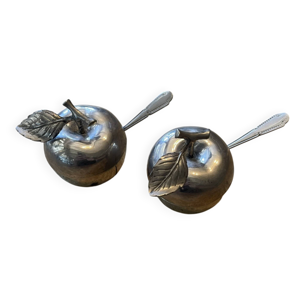 2 salières ou poivrières en forme de pomme.