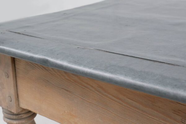 Table à manger rustique en pin français avec plateau en zinc, vers 1850