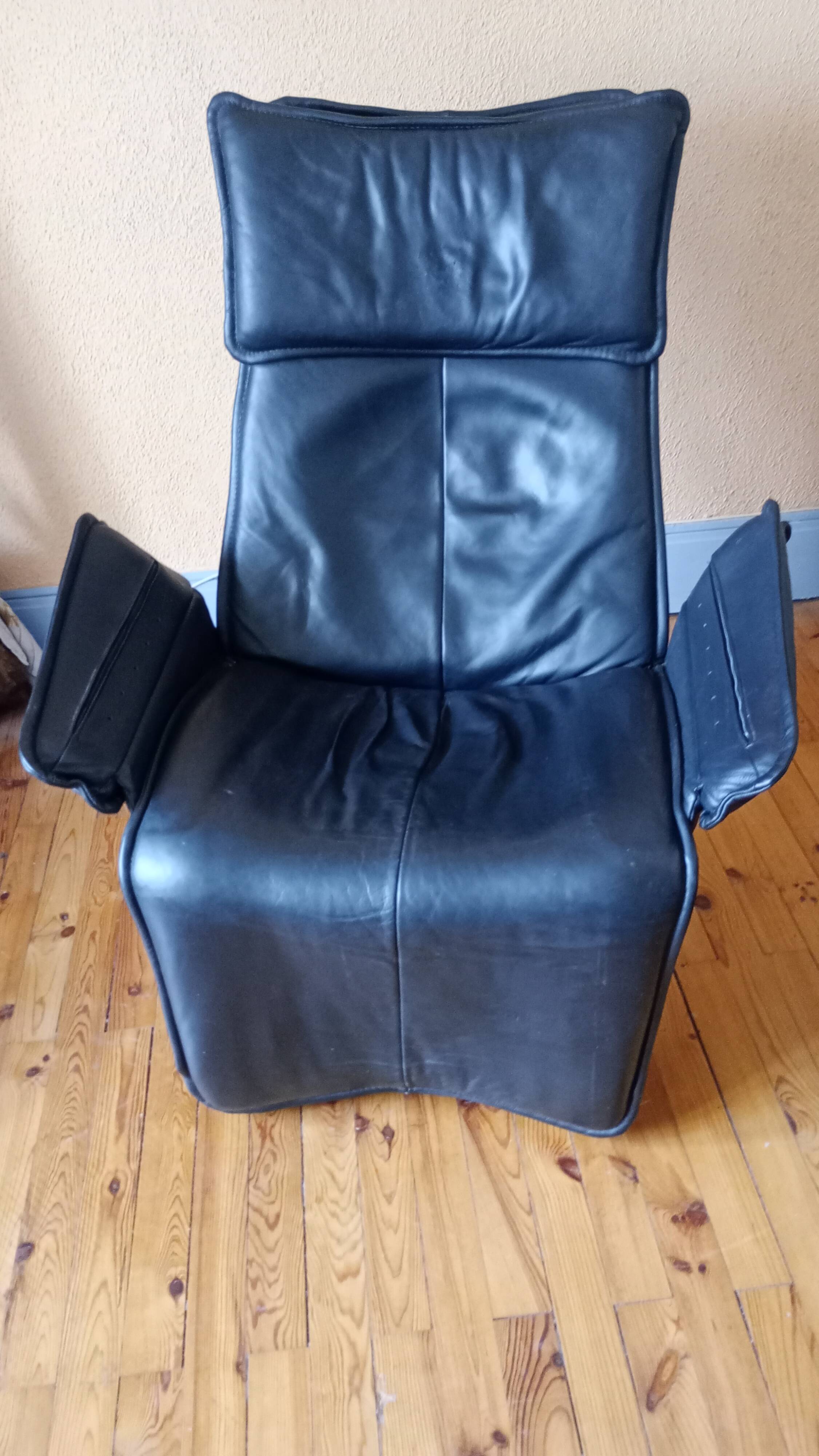 Armchair by designer Hjellegjerde. Contura Zero Gravity model for Modi.