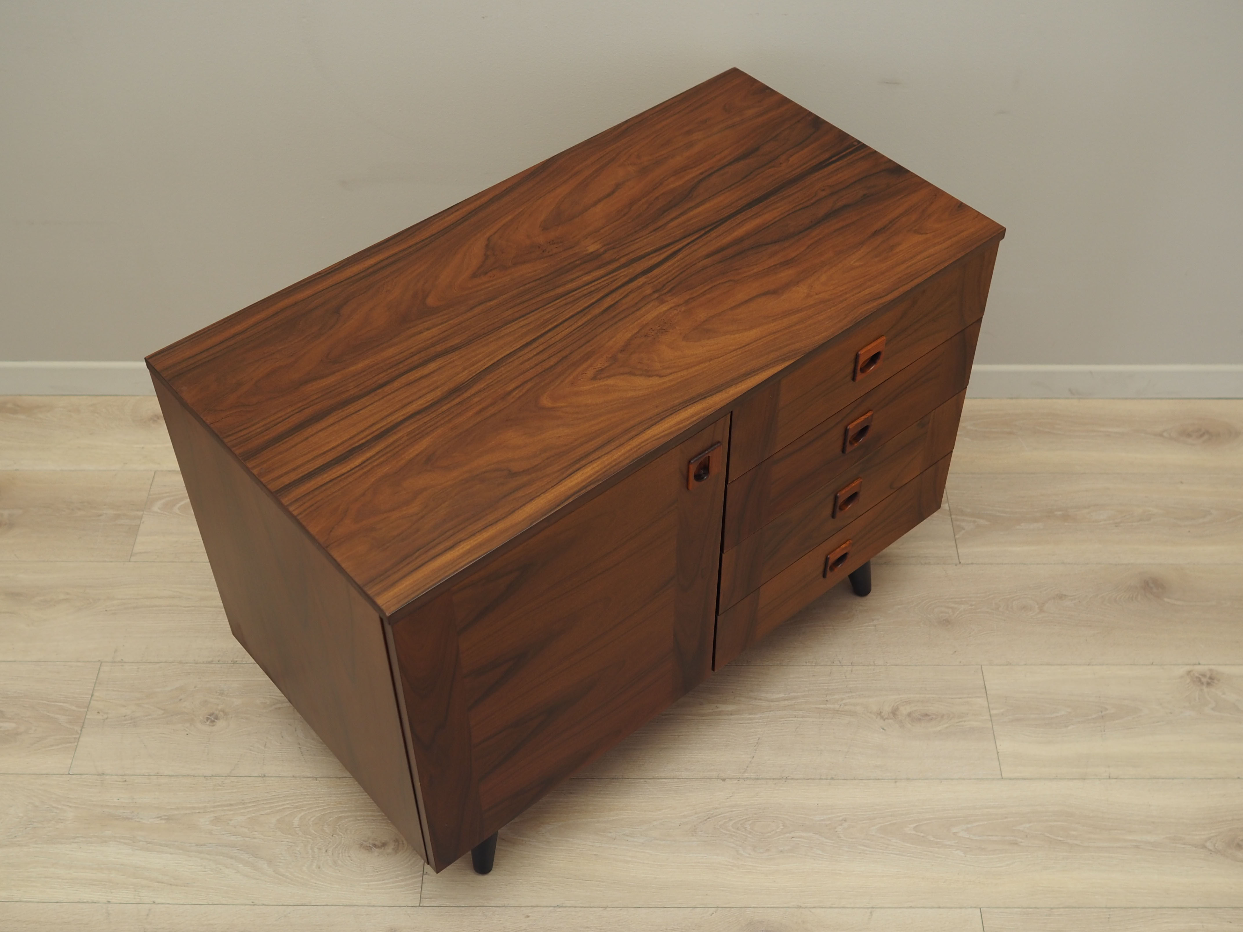 Buffet en noyer, design danois, années 1970, production: Danemark