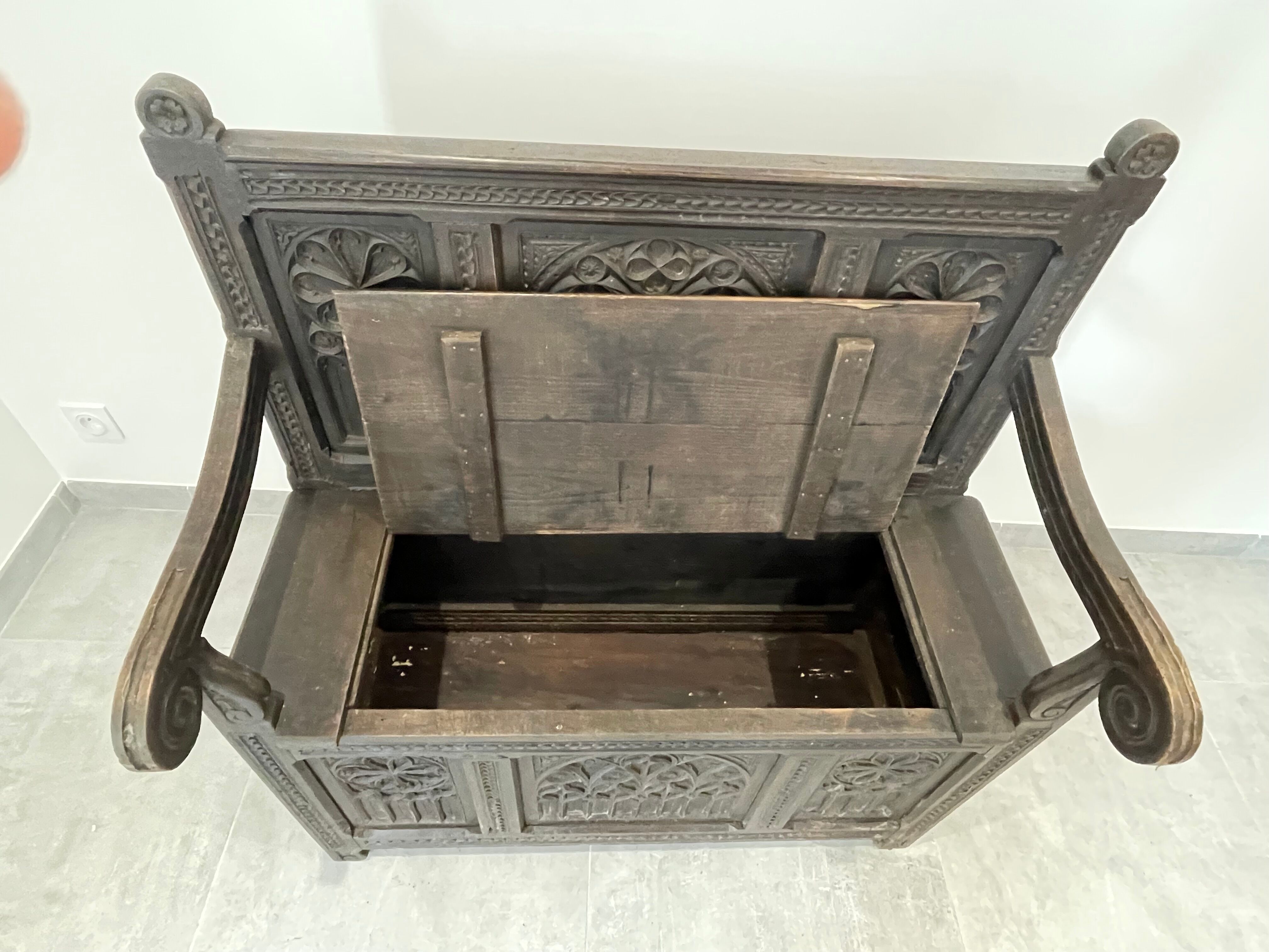 Chest bench in natural wood carved with Gothic motifs
