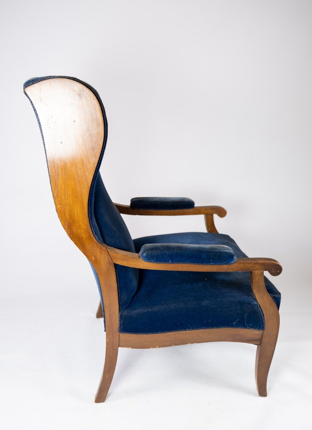 Armchair upholstered with blu velvet and mahogany designed by Frits Henningsen. The chair is great v
