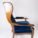 Armchair upholstered with blu velvet and mahogany designed by Frits Henningsen. The chair is great v