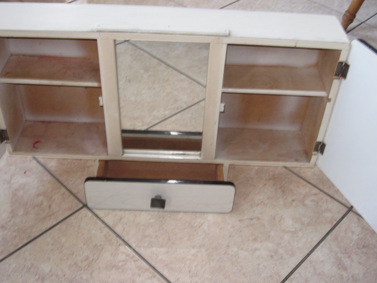 Cabinet of toilet or pharmacy in formica