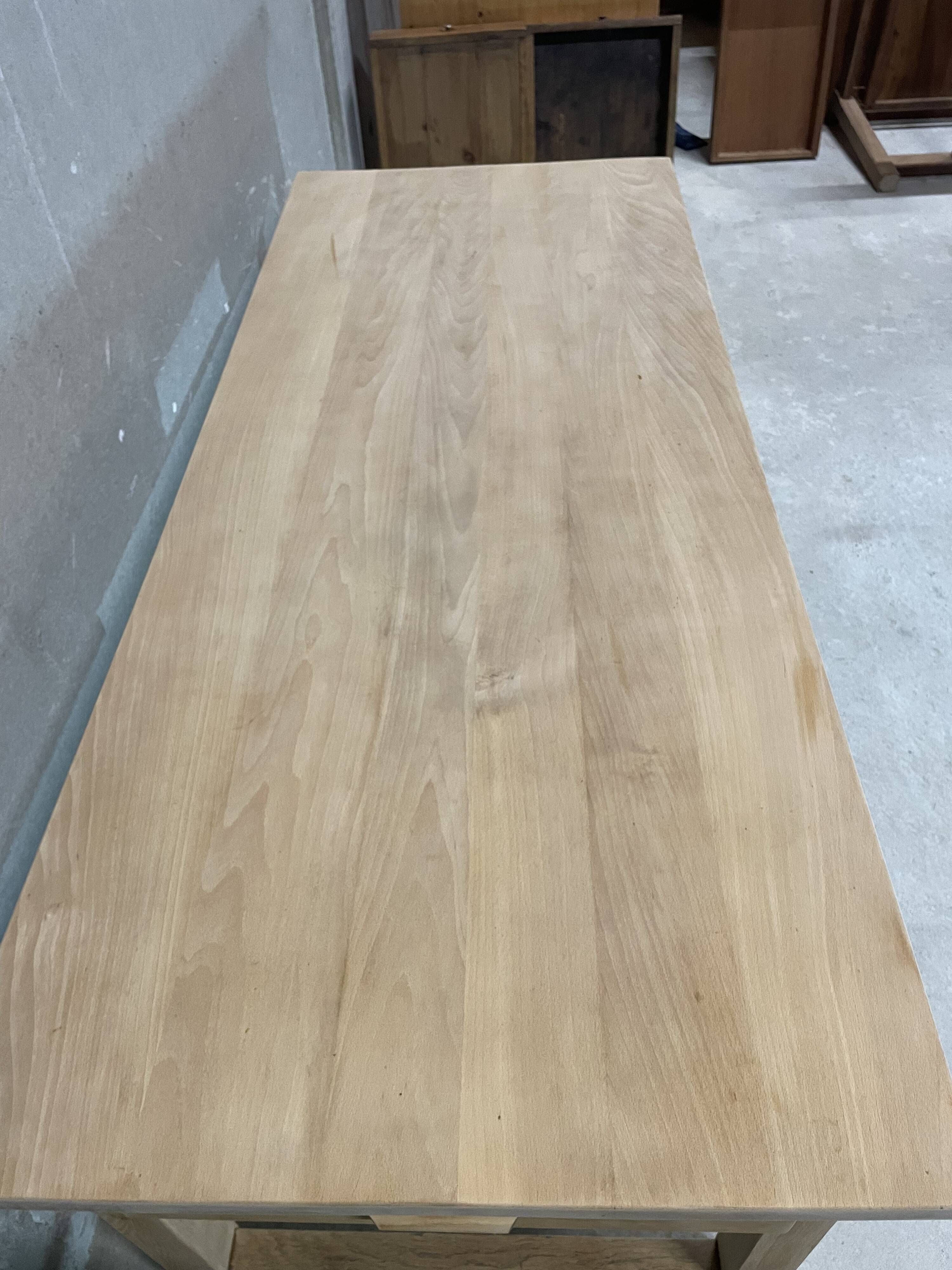 Large farmhouse table in solid wood – sturdy and welcoming