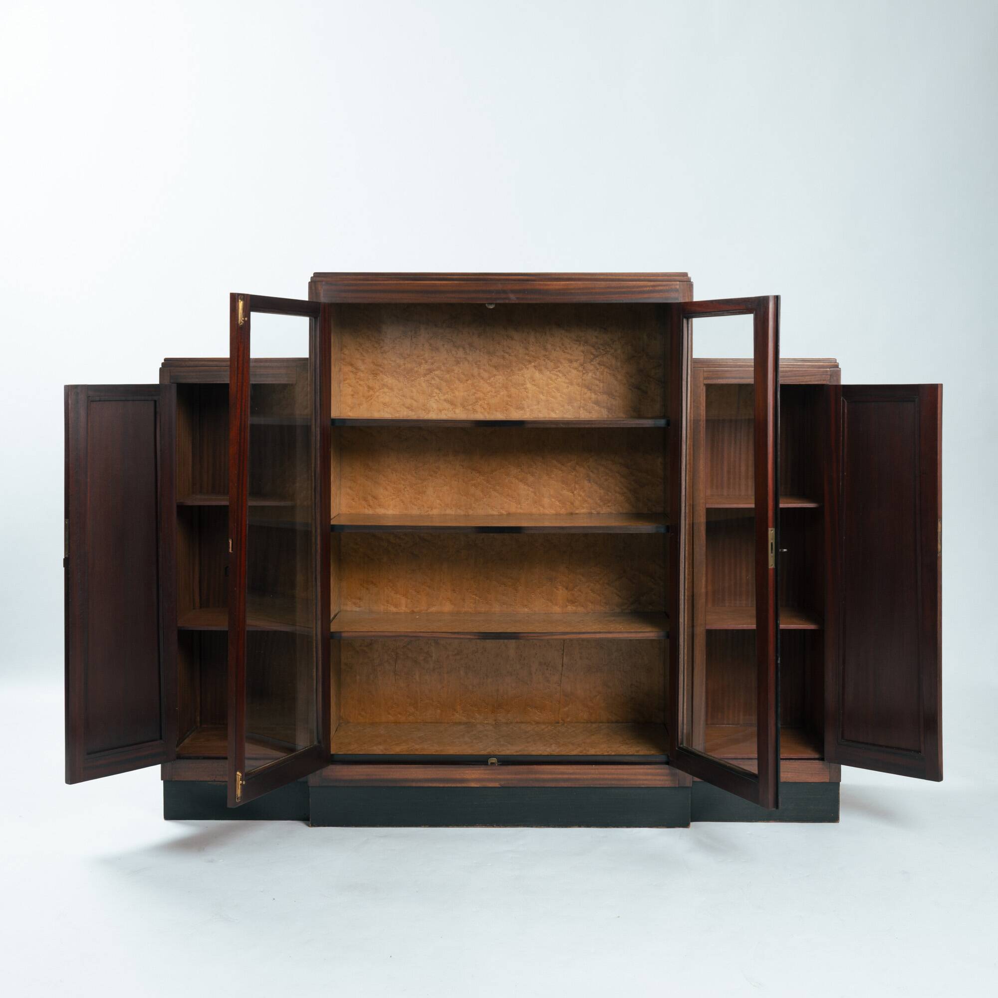 Cabinet Art Déco en noyer et érable œil de perdrix de l'école d'Amsterdam avec portes en verre, années 1930