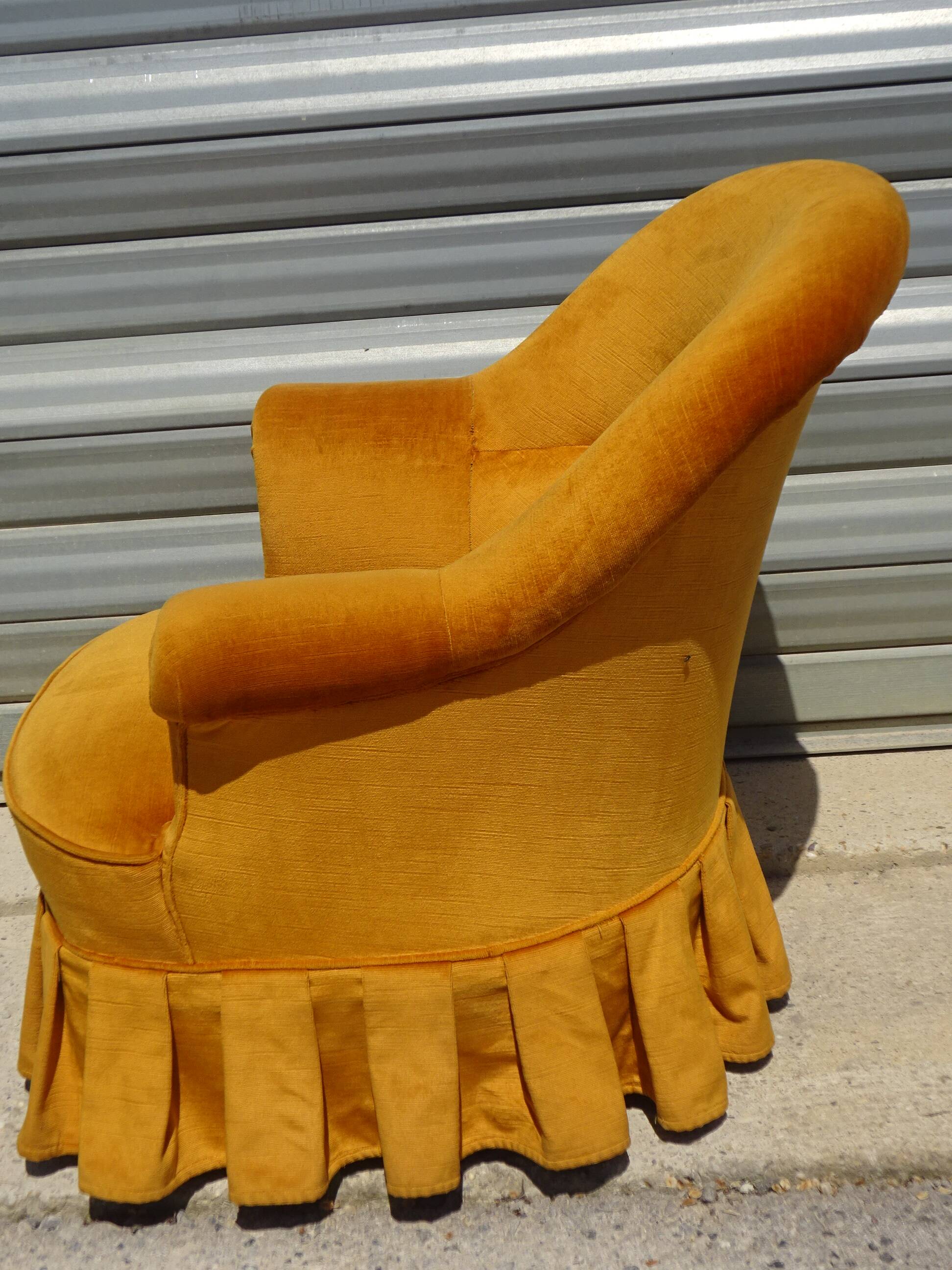 Fauteuil crapaud en velours jaune