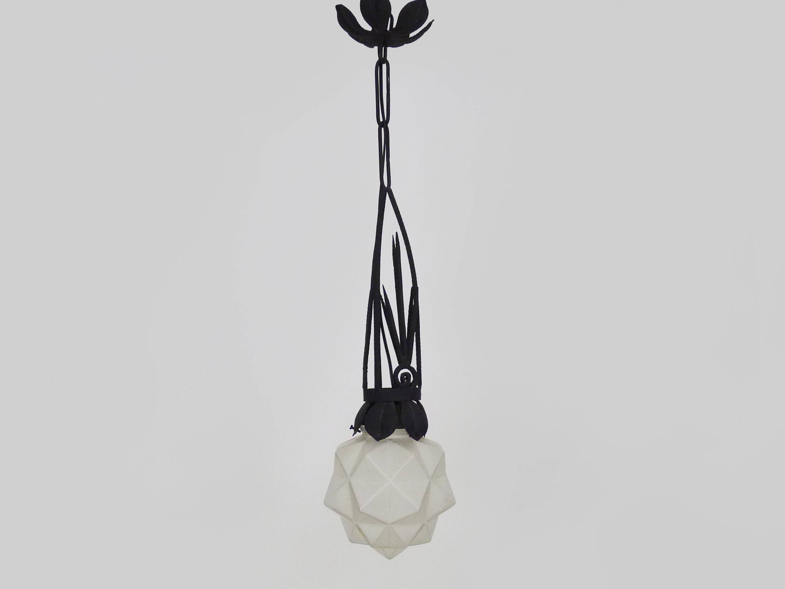 Chandelier, Art Deco suspension in wrought iron and star globe in glass paste.