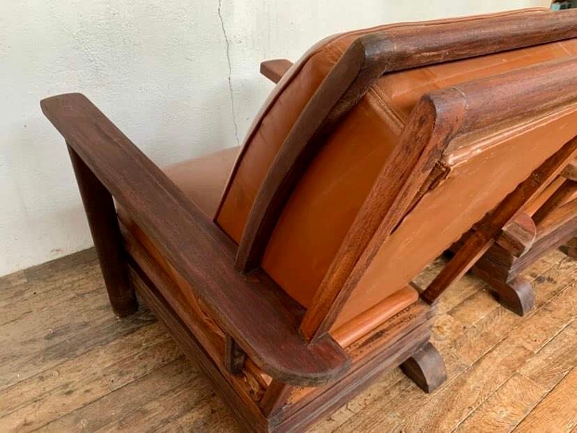 PAIR OF BRUTALIST ARMCHAIRS IN TEAK AND VINTAGE COGNAC LEATHER FROM THE 1950S