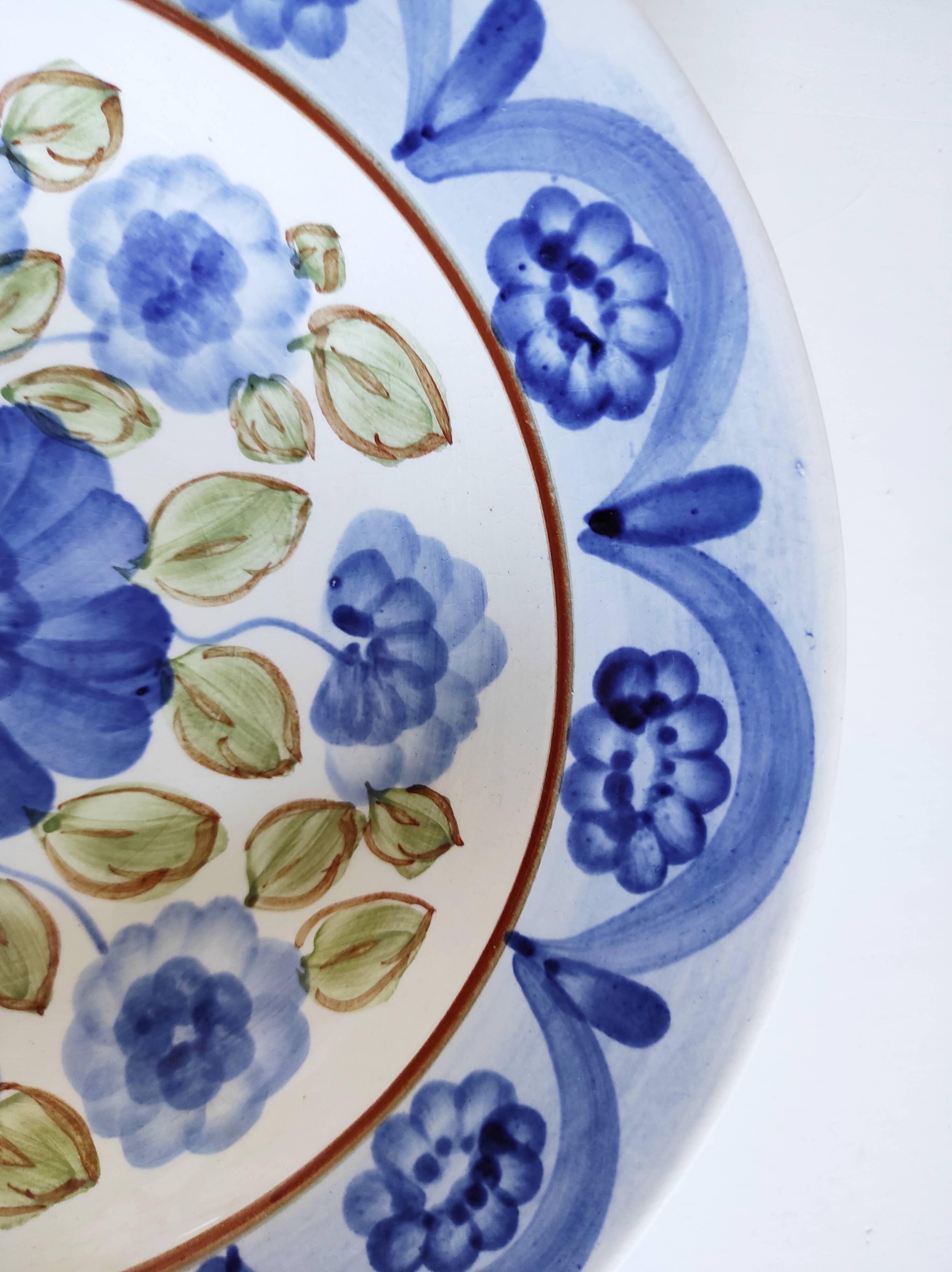 Decorative plate painted flowers