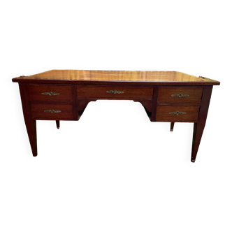 Bureau plat de style Louis XVI en acajou et cuir