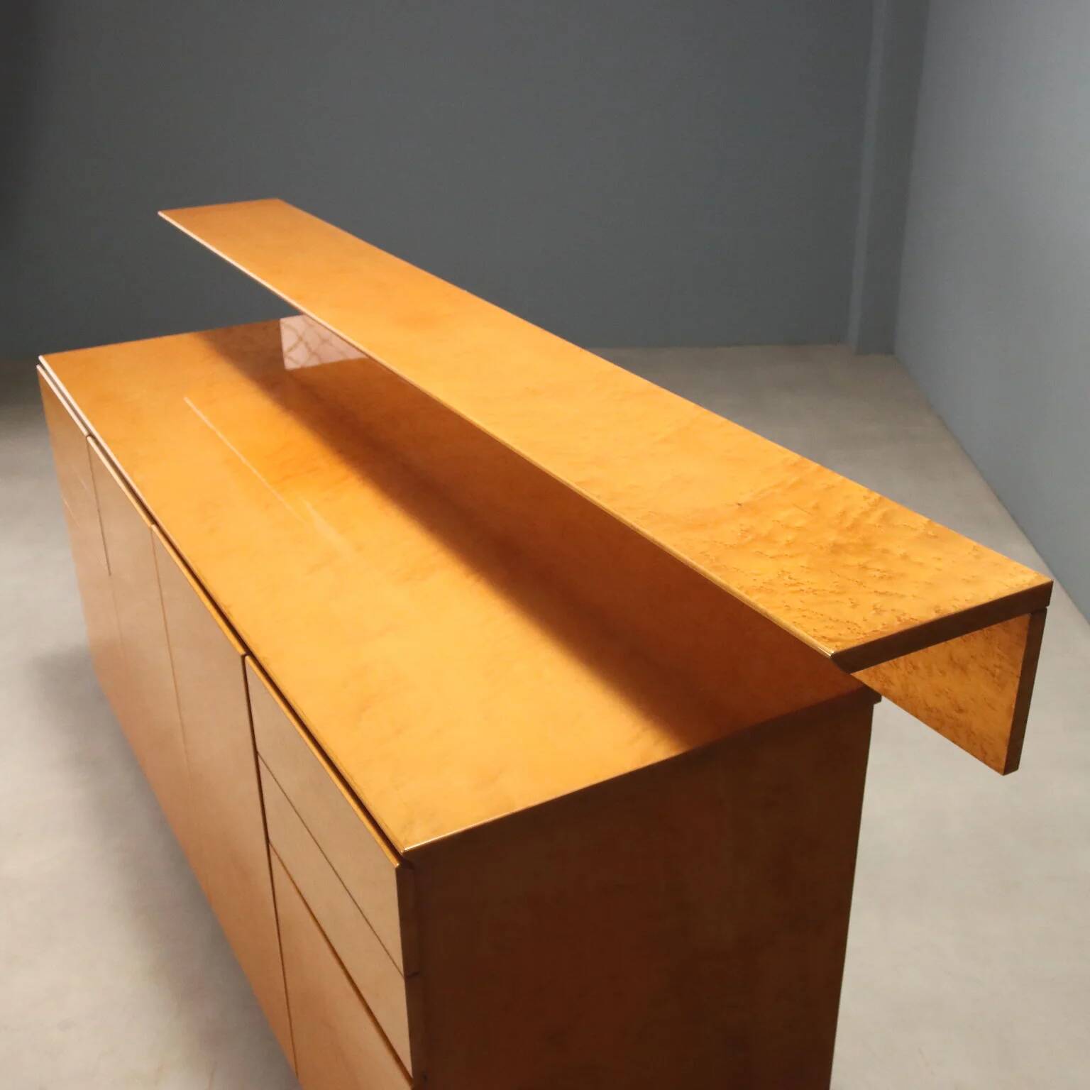 Vintage buffet in burl wood with a top section, Italian design from the 1980s.