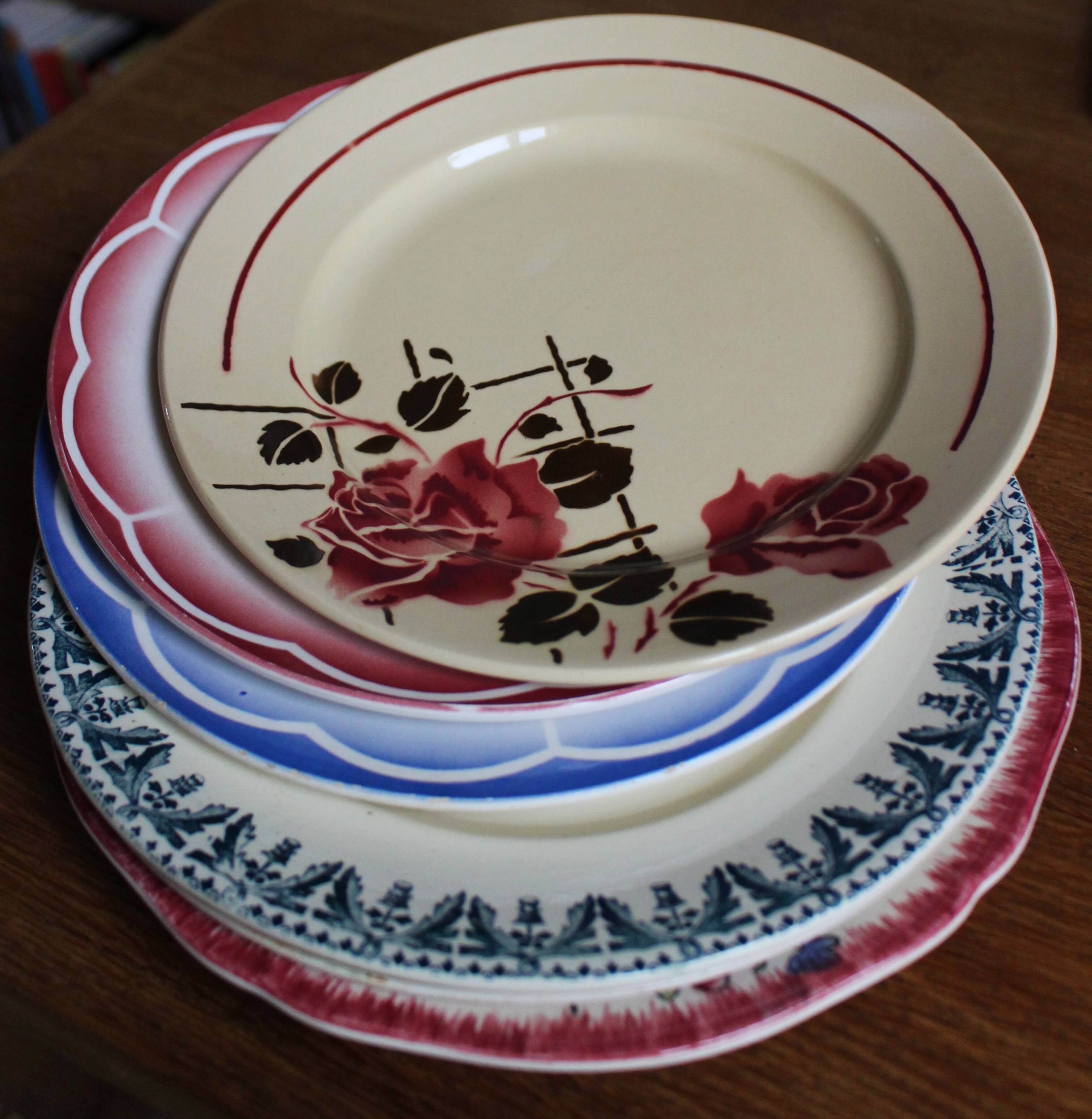 6 mismatched dinner plates
