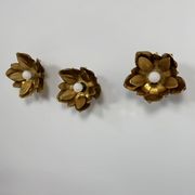 Set of 3 vintage flower wall lights, gold metal, France, 1970.
