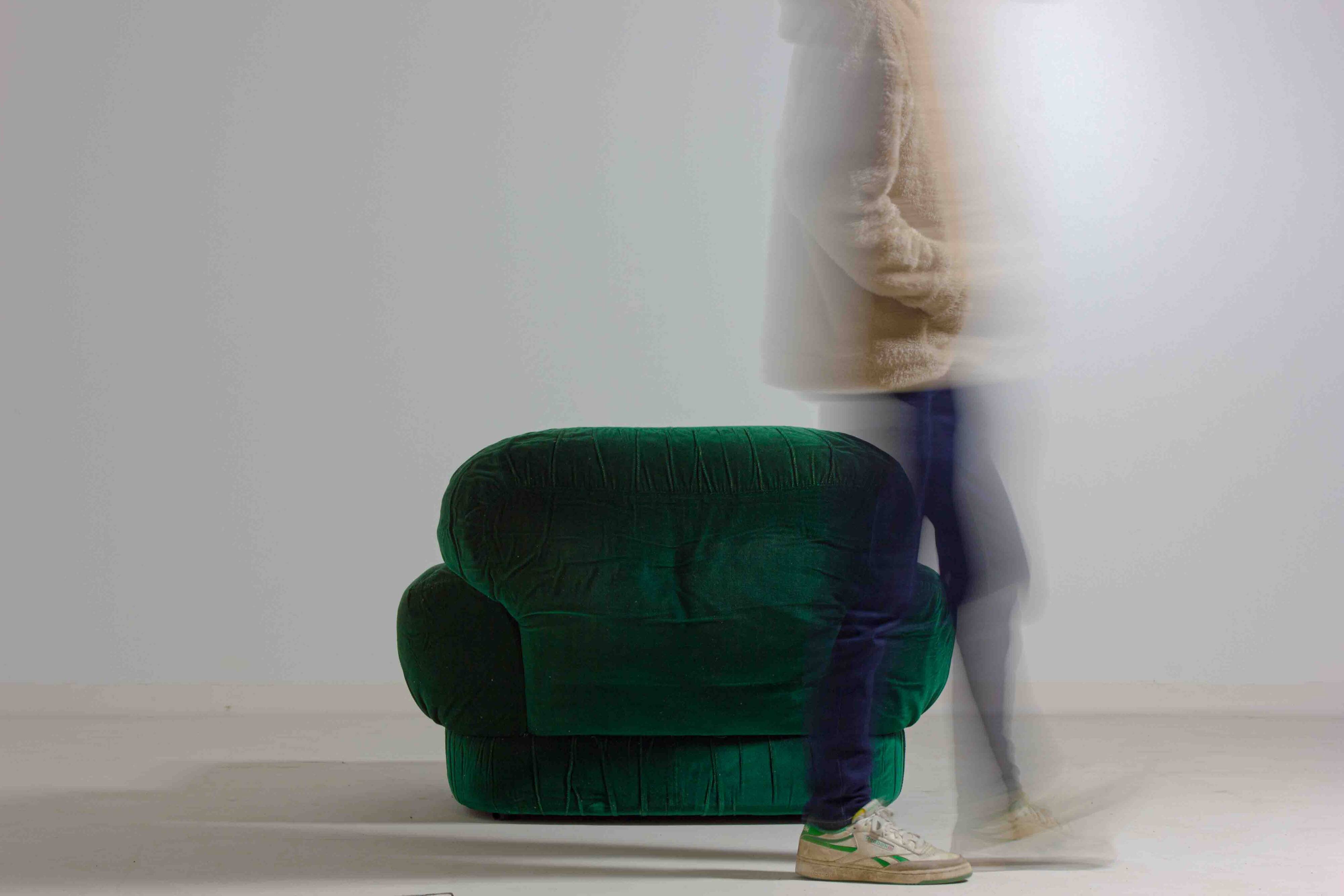 Paire de fauteuils de salon en velours vert, Italie, années 1970