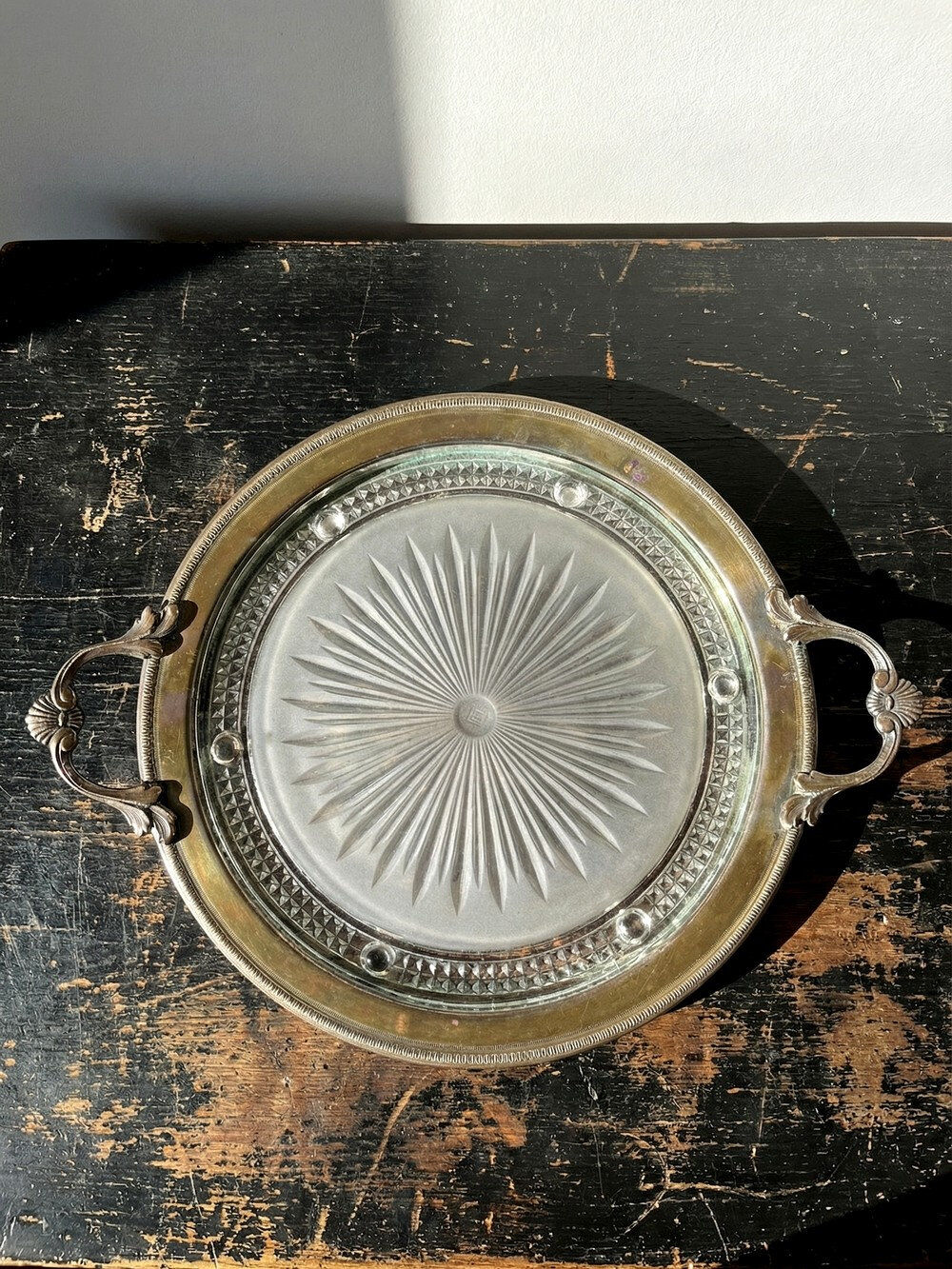 Plateau with handles, moulded glass and brass, Verlys, vintage Art Deco 1930-1940.