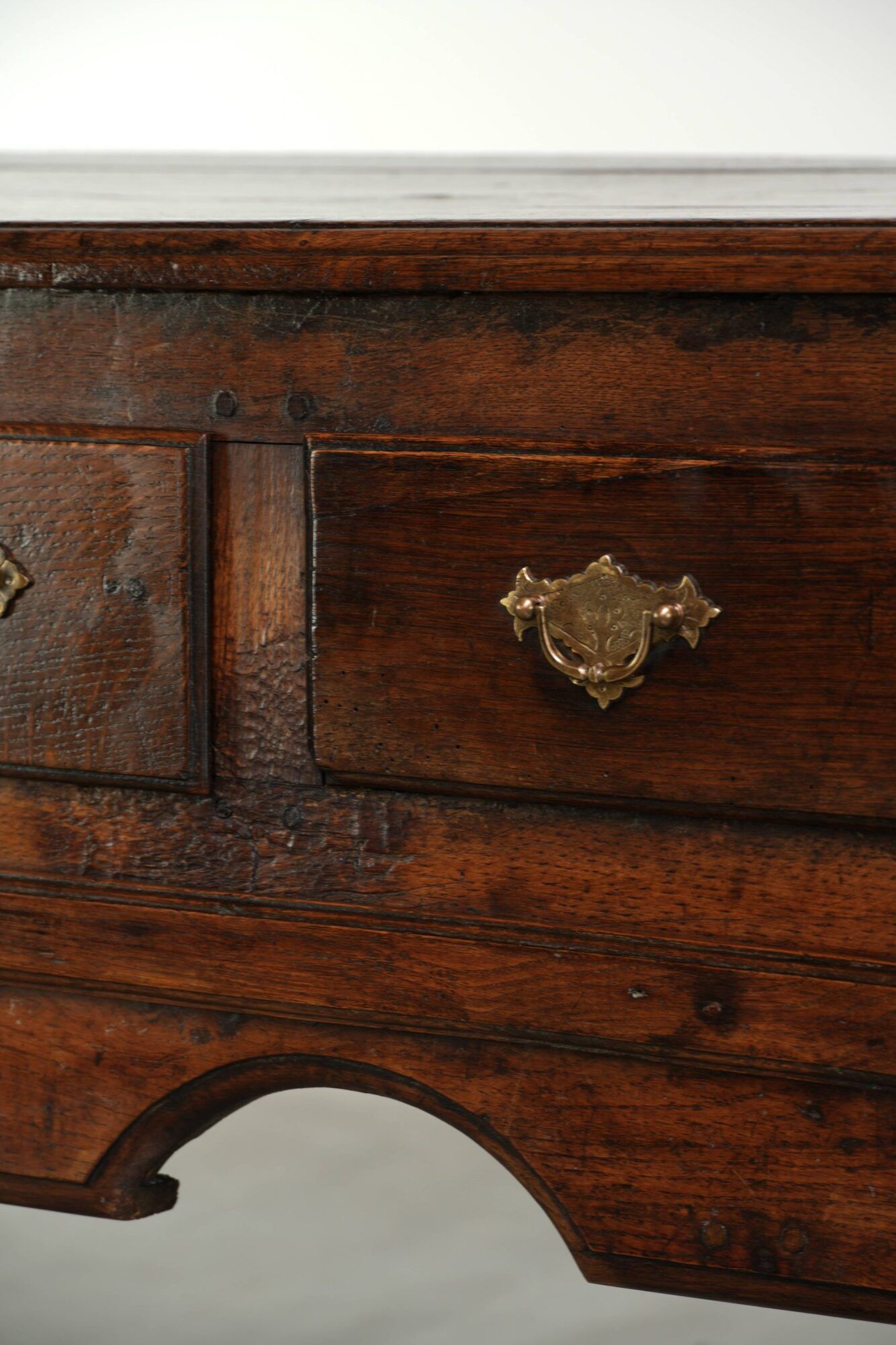 English dresser from the early 18th century made of oak with patina