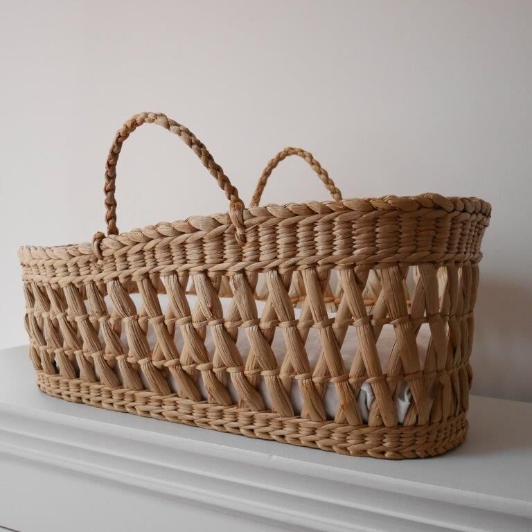 Doll bassinet with its bedding