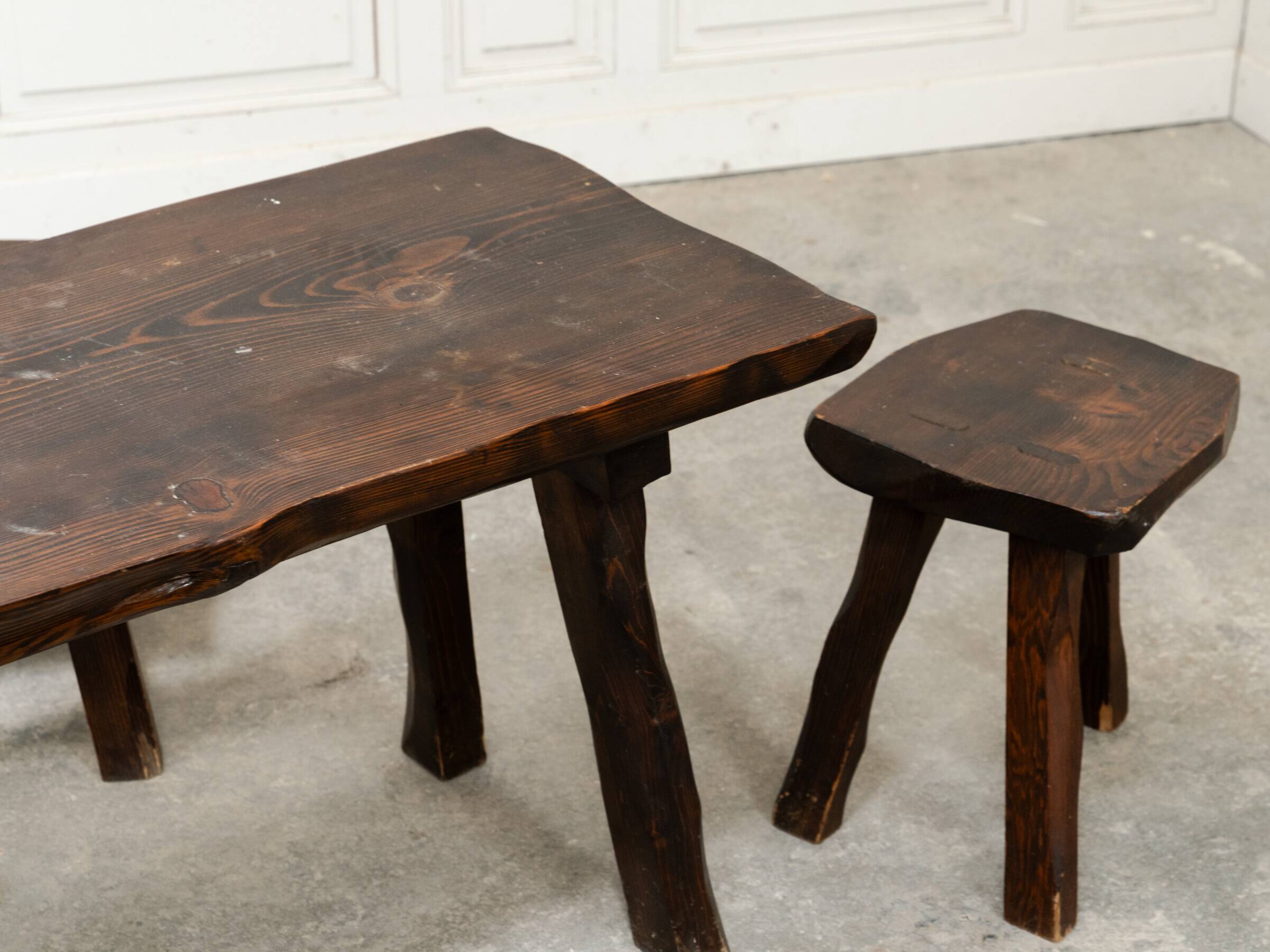 Ensemble table basse et tabourets brutaliste en pin noirci 1960