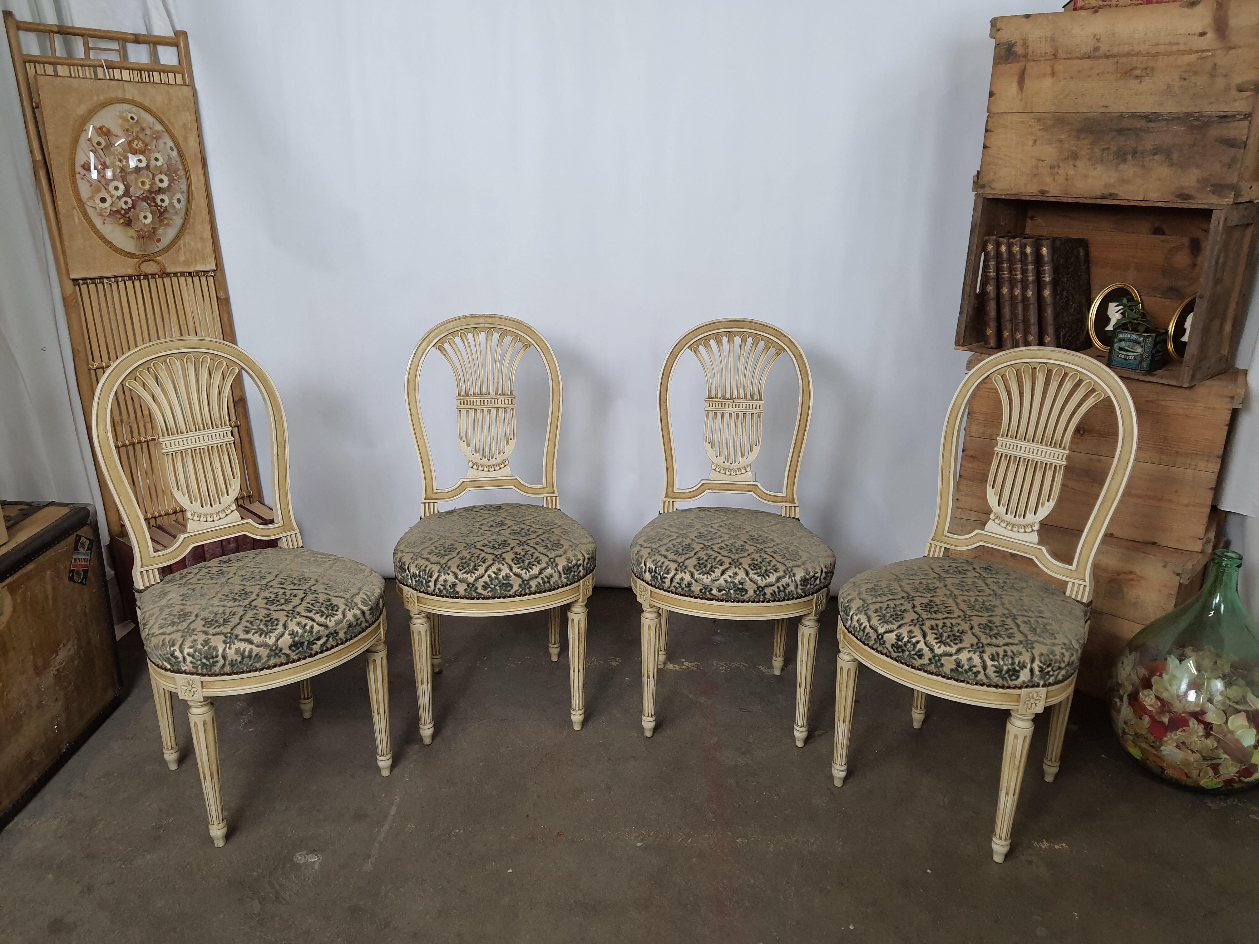 5 chaises en bois laqué blanc style Louis XVI