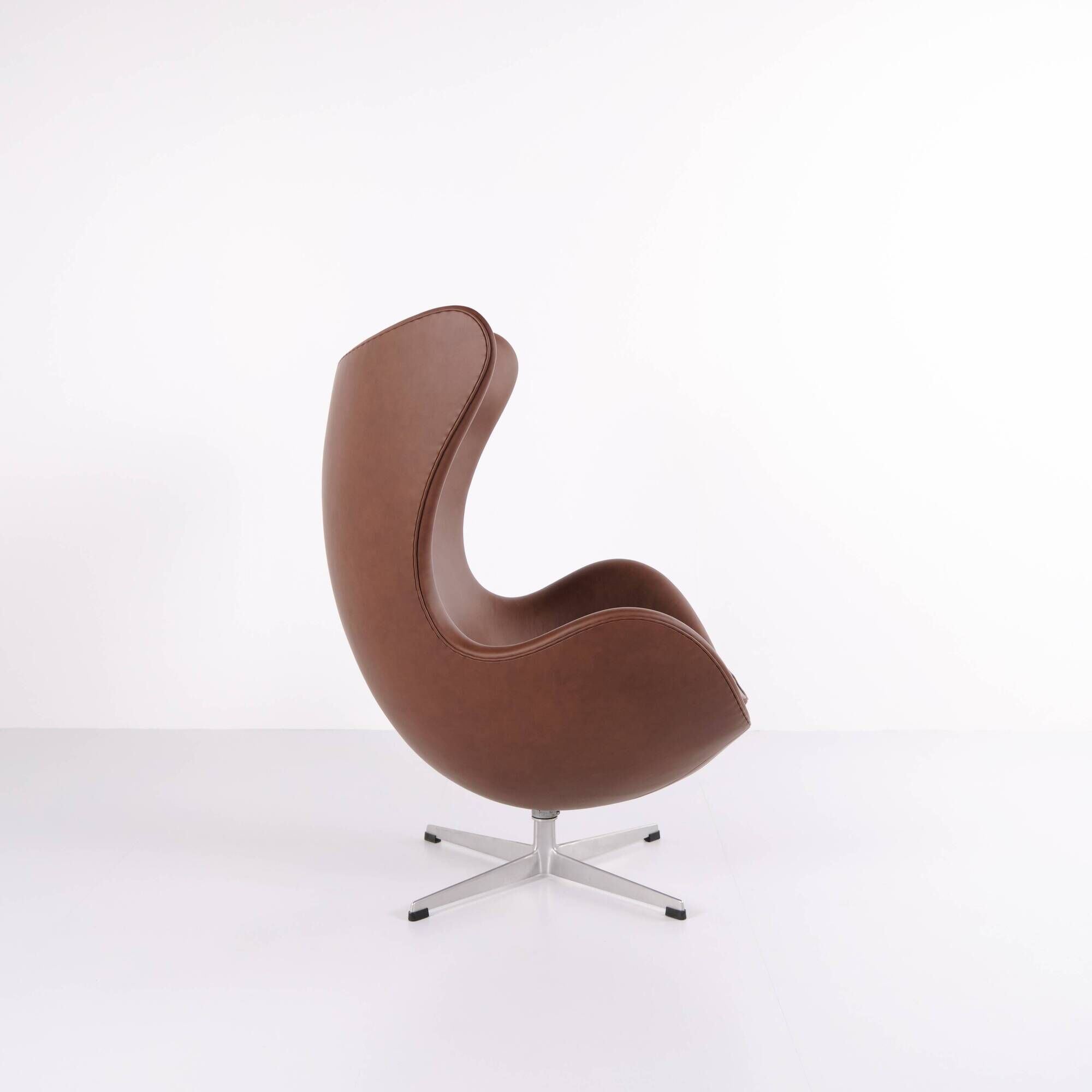 The Egg - Model 3316 - Brown leather - Arne Jacobsen - Fritz Hansen