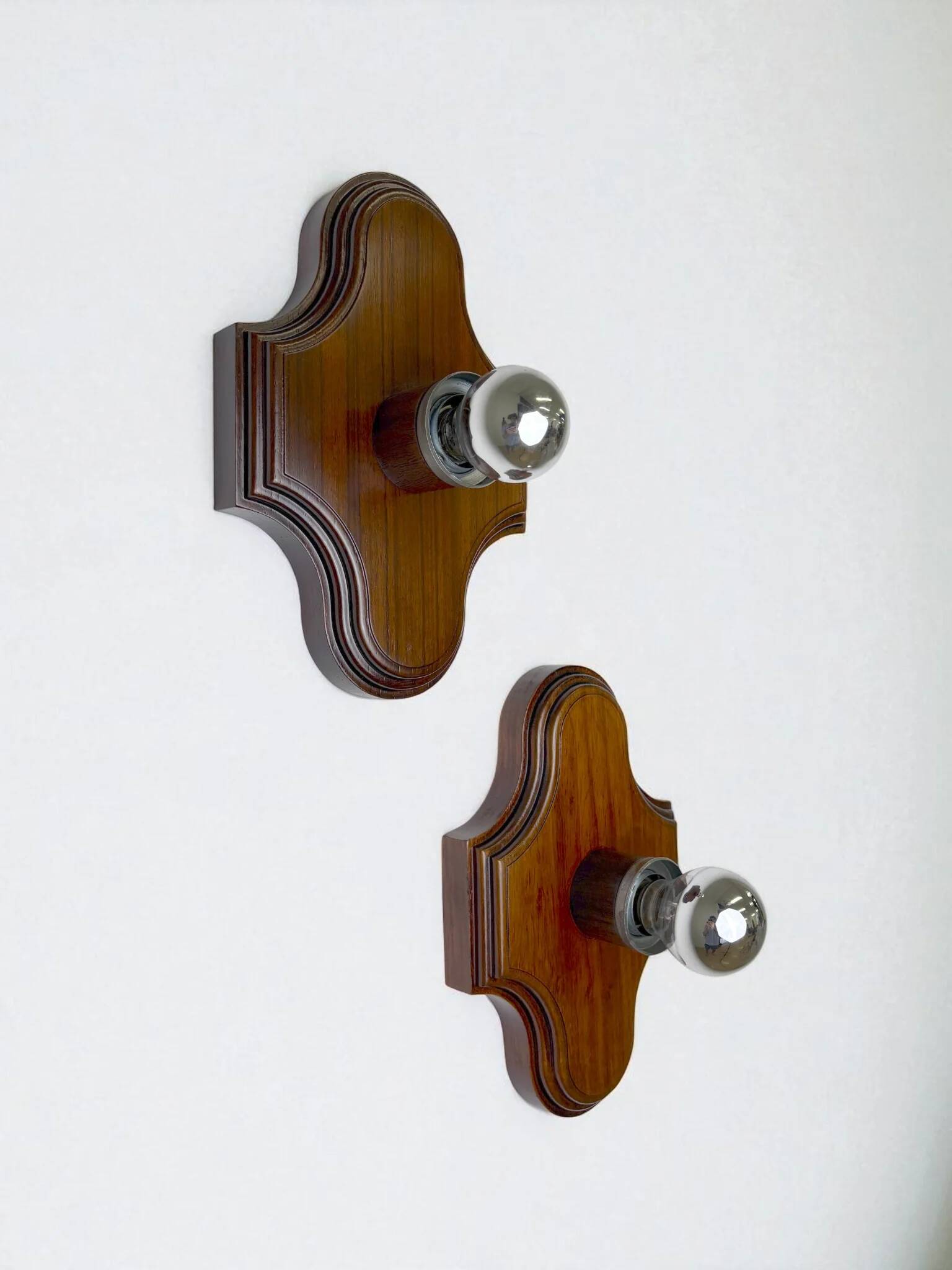 Paire de appliques murales géométriques Art Déco, en bois brun sculpté, France, années 1960.