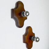 Paire de appliques murales géométriques Art Déco, en bois brun sculpté, France, années 1960.